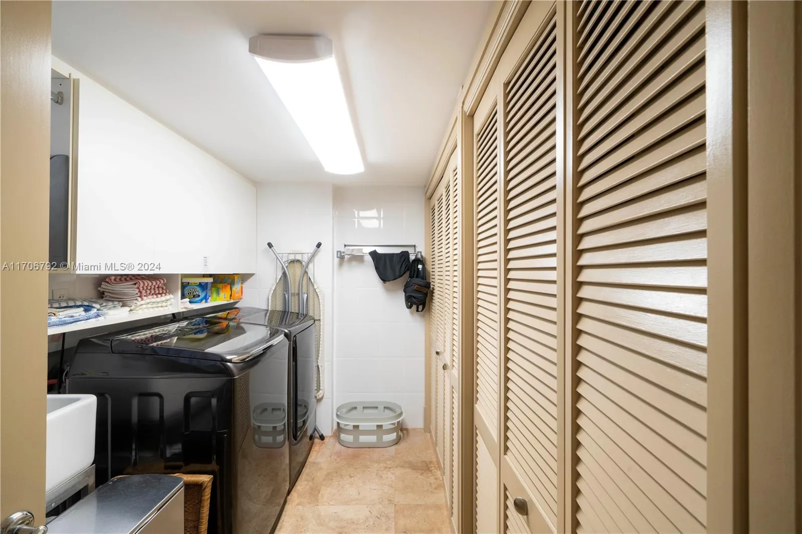 Sunny Isles Beach, Florida 33160, United States, 3 Bedrooms Bedrooms, ,4 BathroomsBathrooms,Residential,Pending,27523