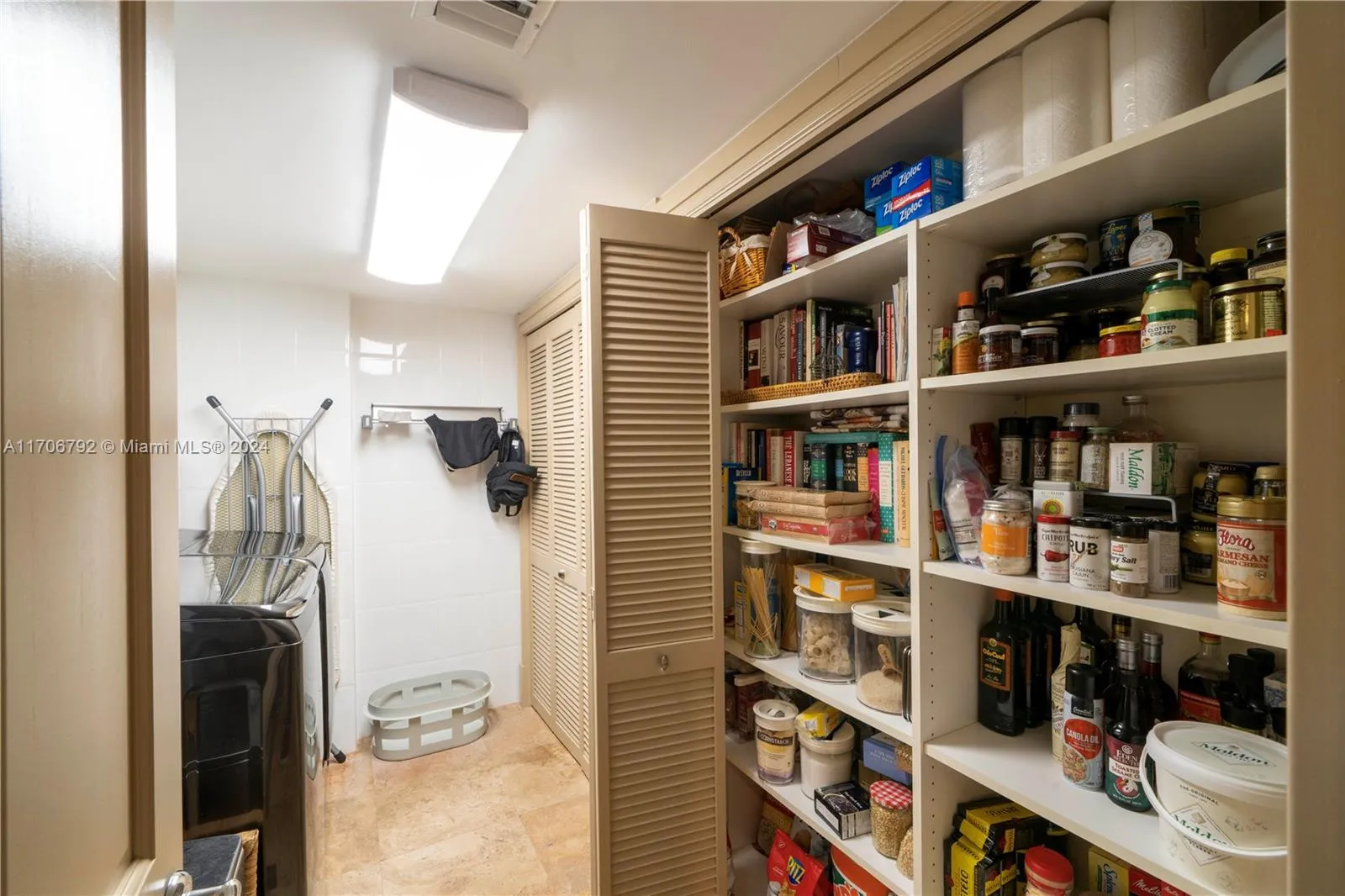 Sunny Isles Beach, Florida 33160, United States, 3 Bedrooms Bedrooms, ,4 BathroomsBathrooms,Residential,Pending,27523