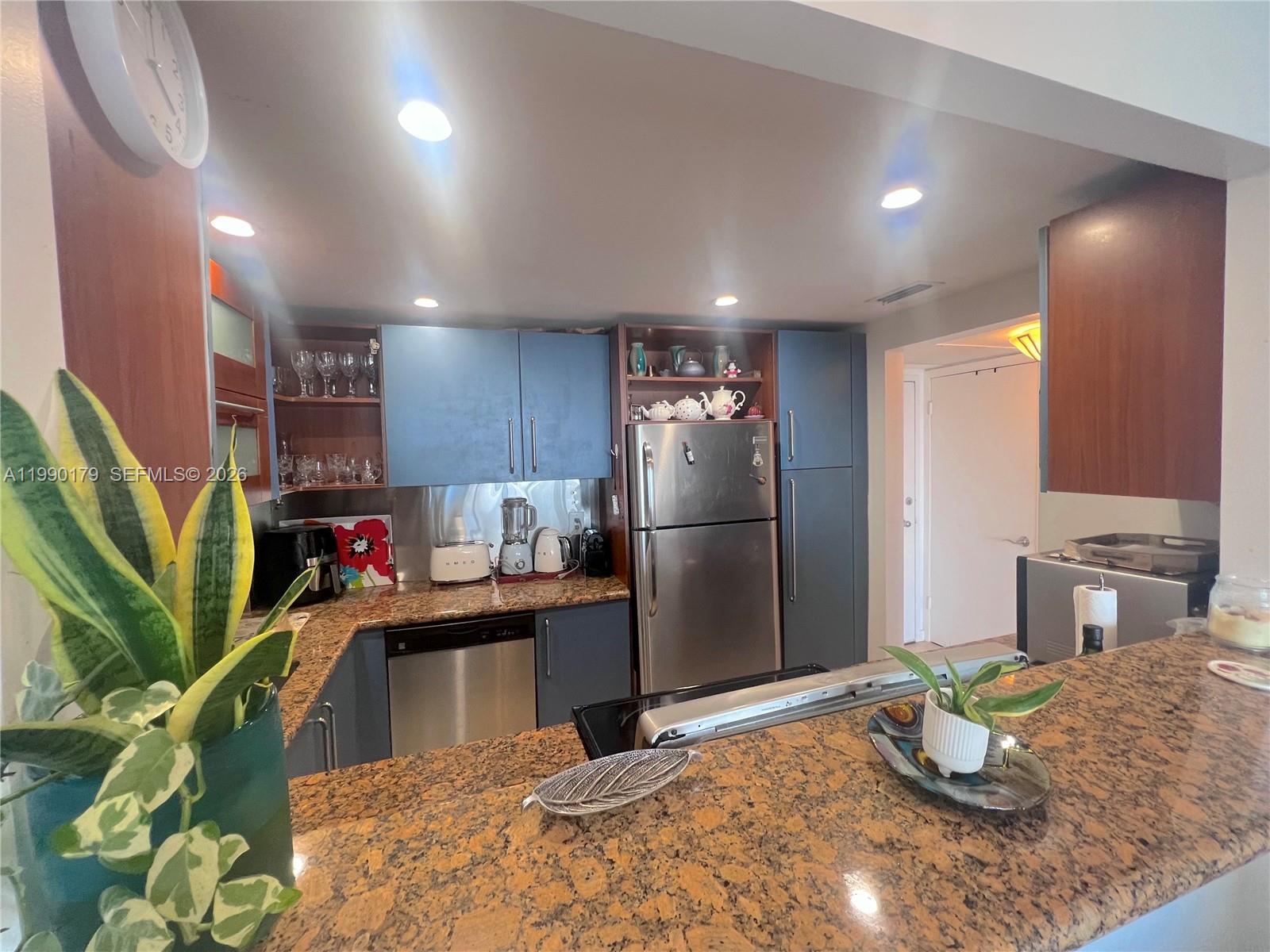 5838 CONDOMINIUM - Residential