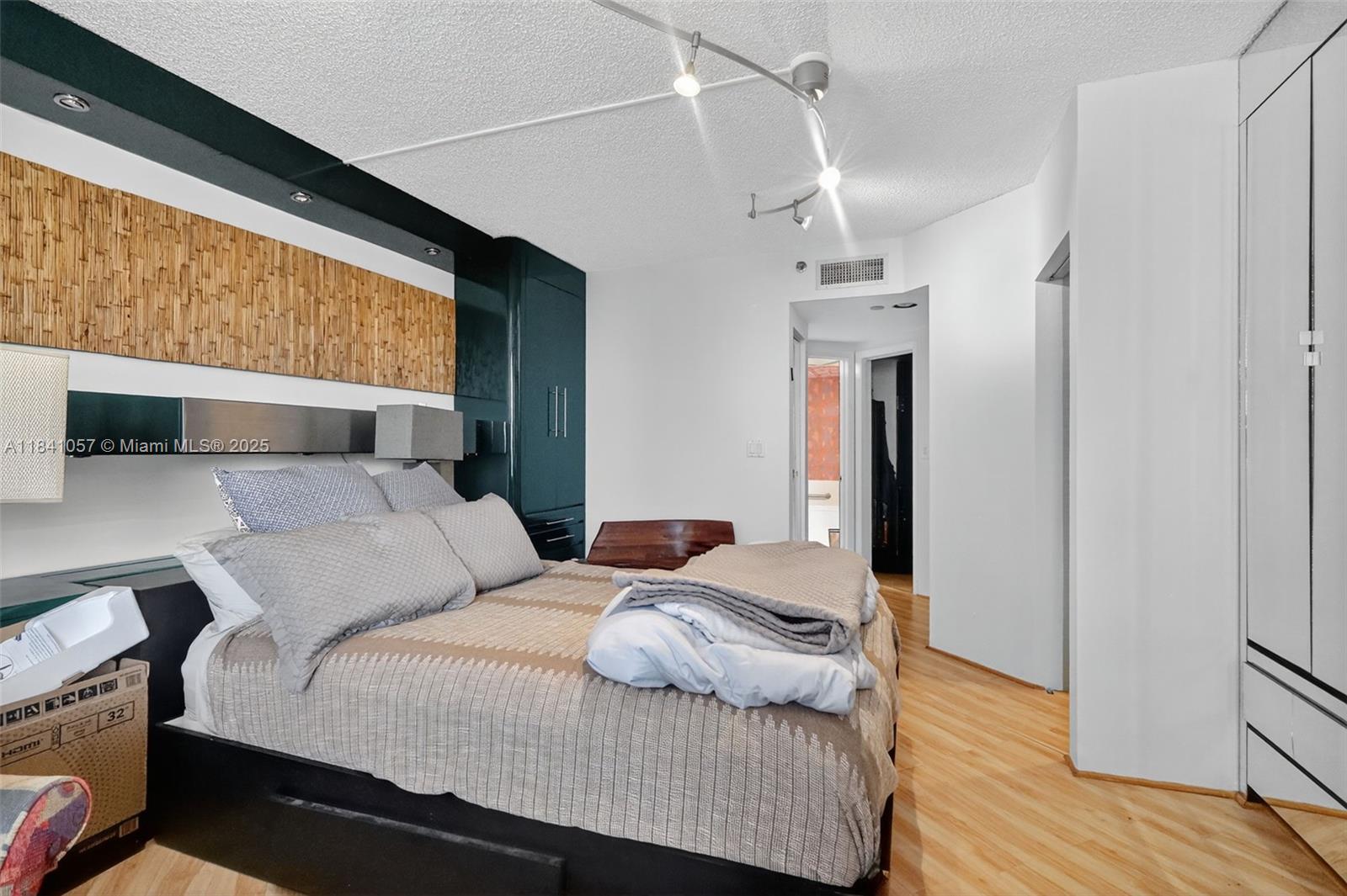 THE LANDMARK CONDO - Residential