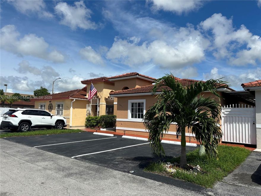 Beautiful property in a prime location, located in EL PALACIO CONDO.   Discover the perfect blend of comfort and convenience with this charming home, featuring 3 bedrooms and 2 bathrooms 
and offering 3 parking spaces. See this property, and do not miss this opportunity. SELLER MOTIVATED!!!