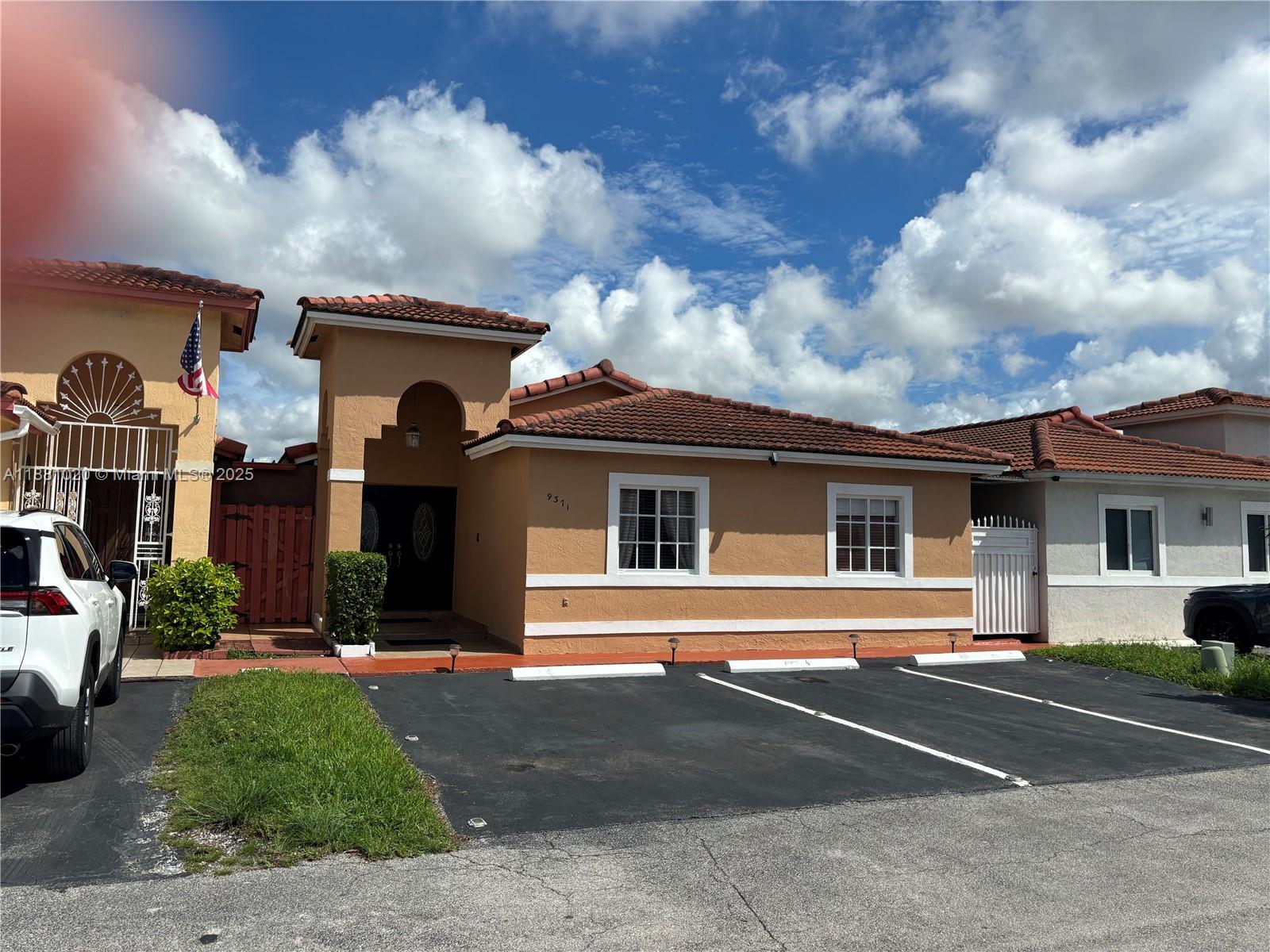 LOS PALACIOS I CONDO - Residential
