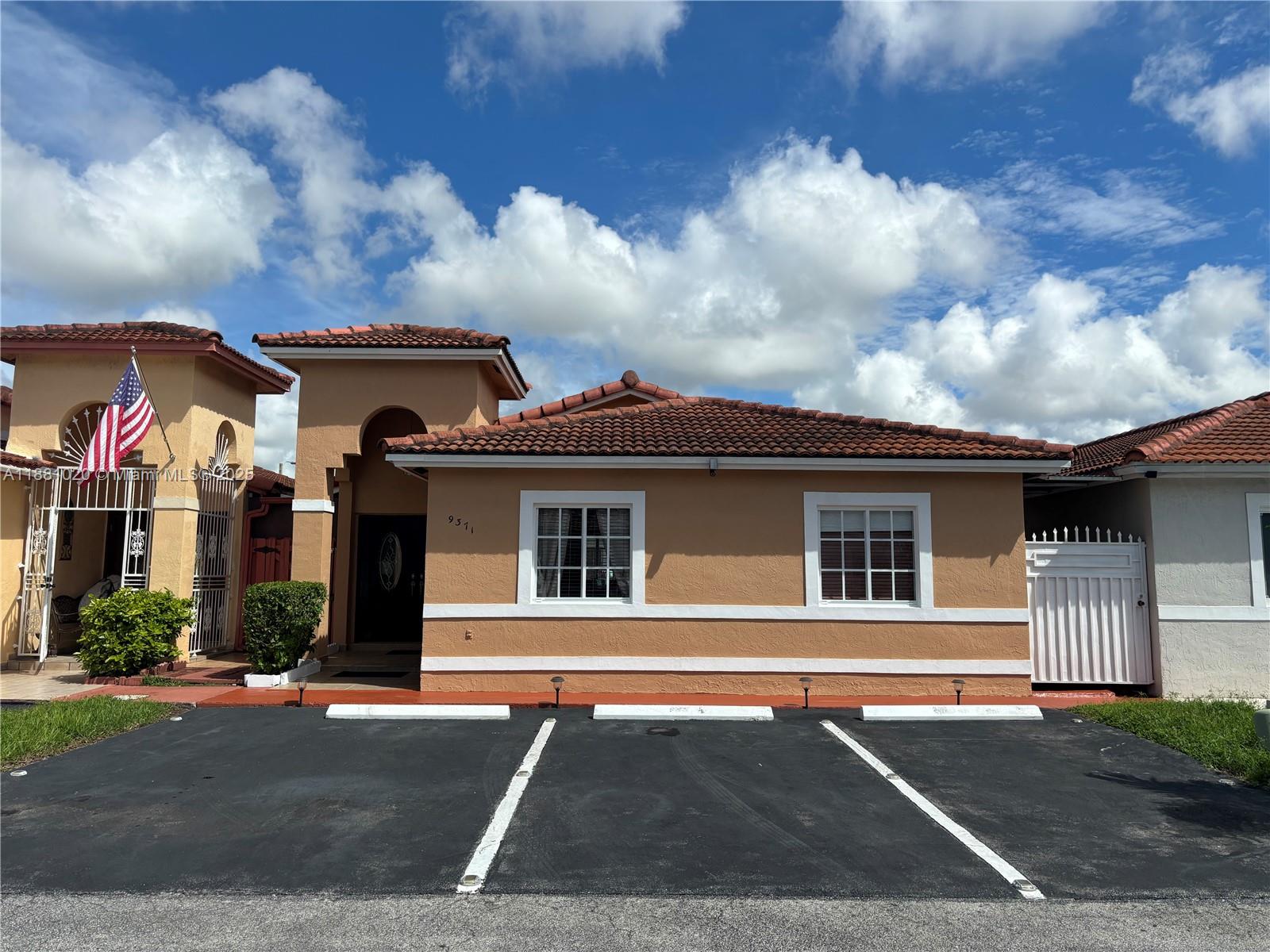 LOS PALACIOS I CONDO - Residential