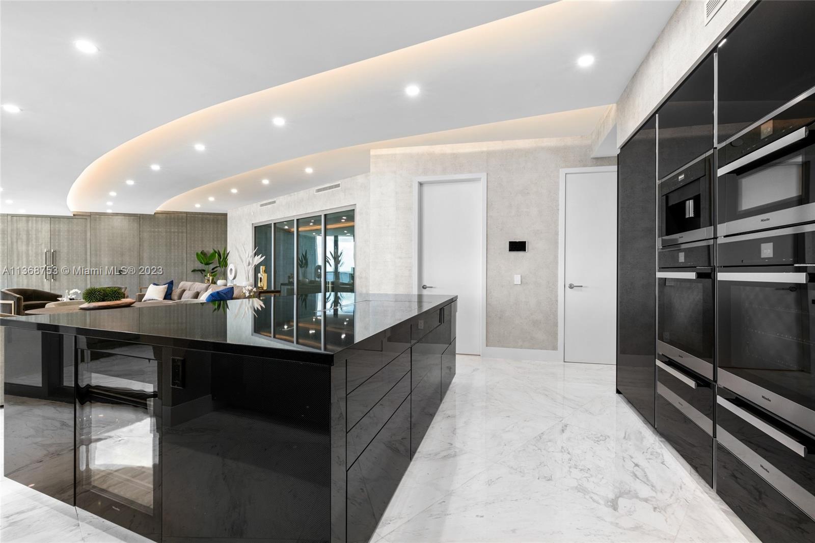 18555 COLLINS AVENUE COND - Residential