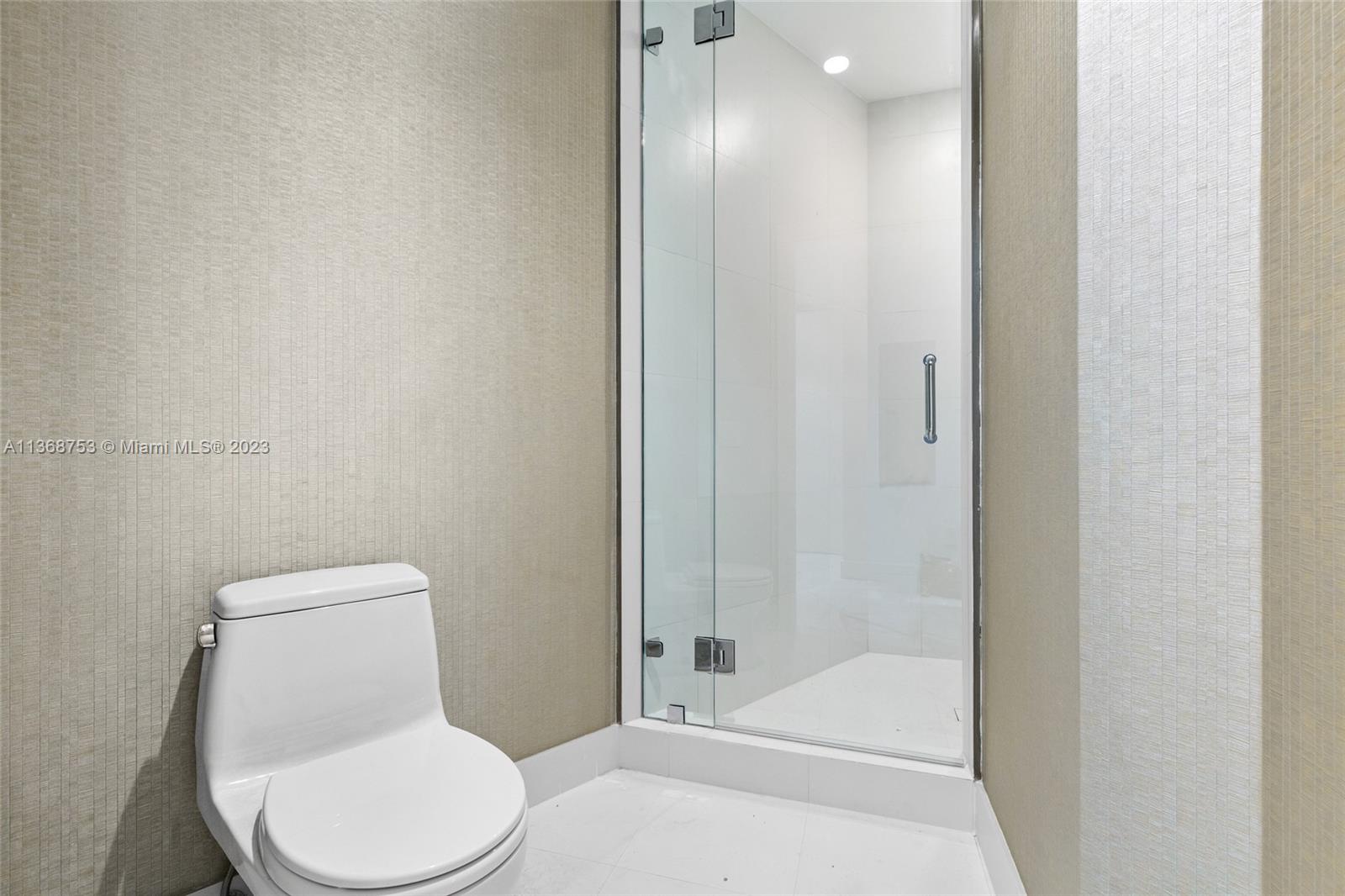 18555 COLLINS AVENUE COND - Residential