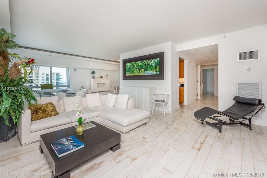 Enjoy a spectacular Condo-Hotel 2/2.5 residence in Brickell’s exclusive 5 star hotel and residential tower.  Fully furnished and remodeled, enjoy stunning bay views and world class amenities including Equinox gym, spa, Oasis pool, restaurants, 24 hr concierge, valet and much more. Enjoy the “Four Seasons” lifestyle or allow their qualified staff to manage this opportunity to generate income through their rental program.