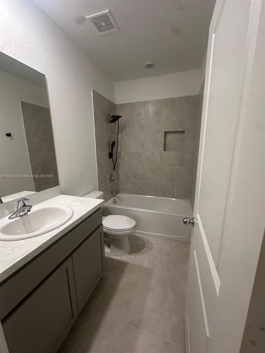 MIAMI LAND AND DEVELOPMEN - Residential Lease