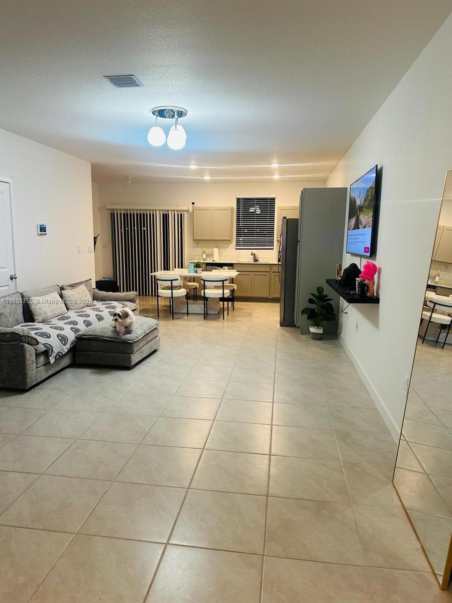 MIAMI LAND AND DEVELOPMEN - Residential Lease
