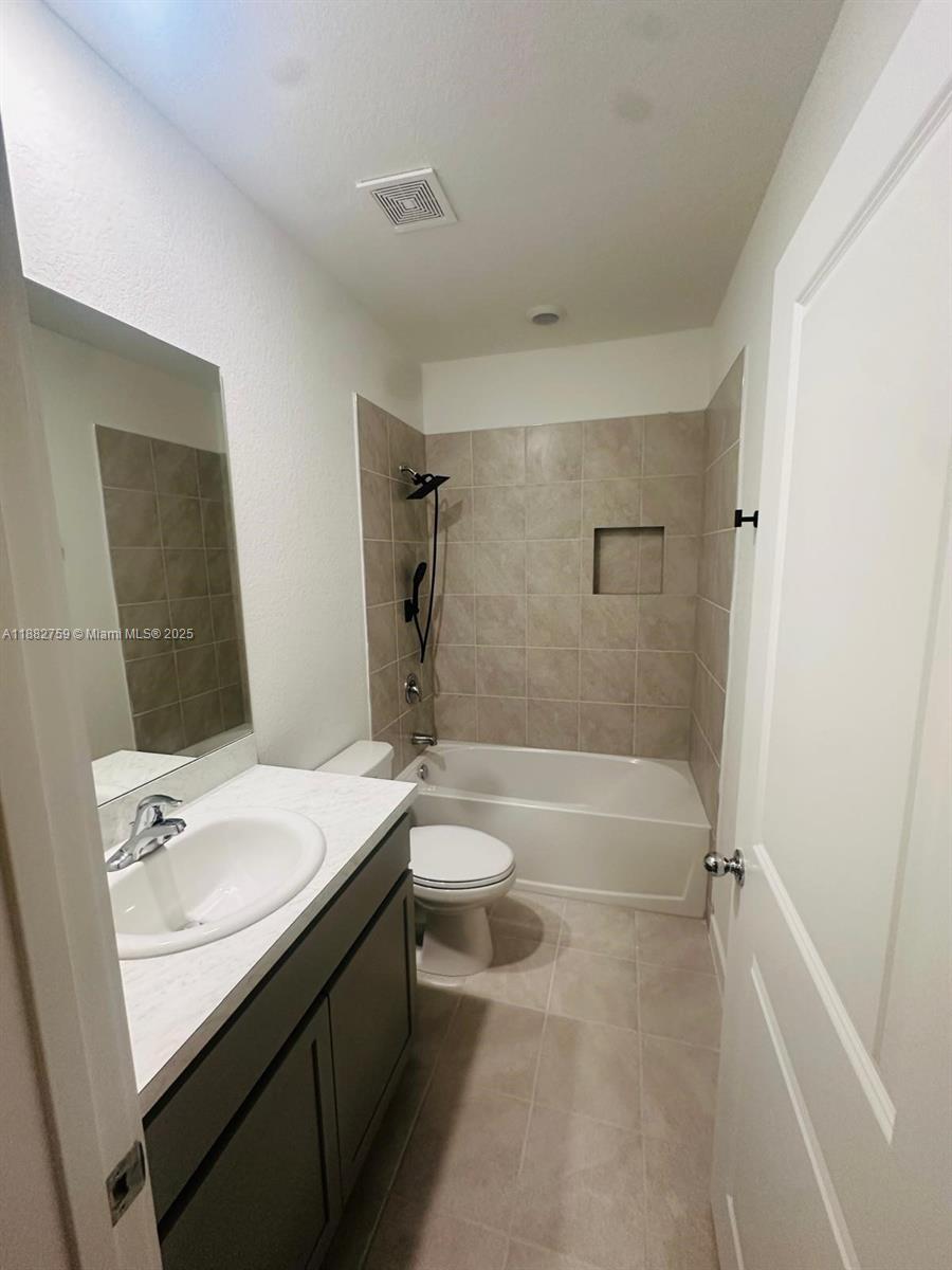 MIAMI LAND AND DEVELOPMEN - Residential Lease