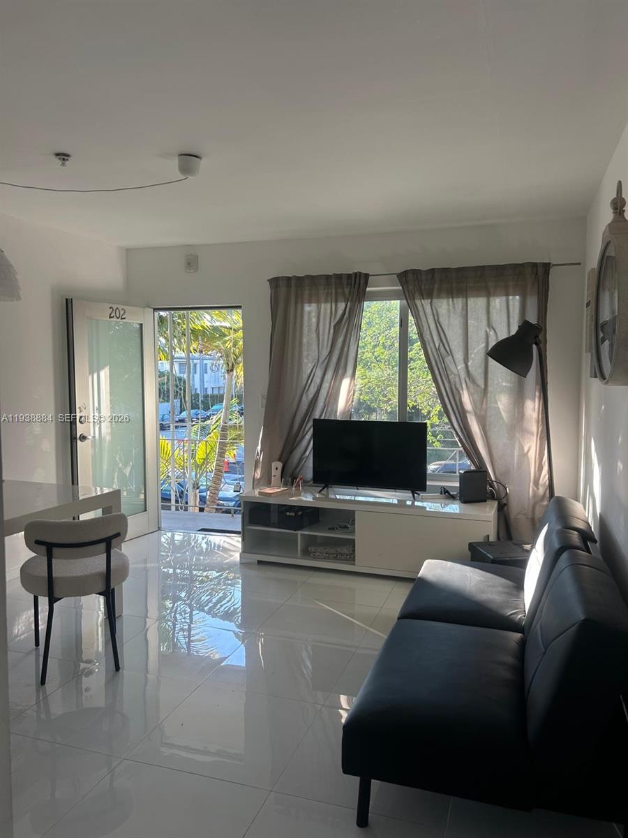 ELISA CONDO - Residential