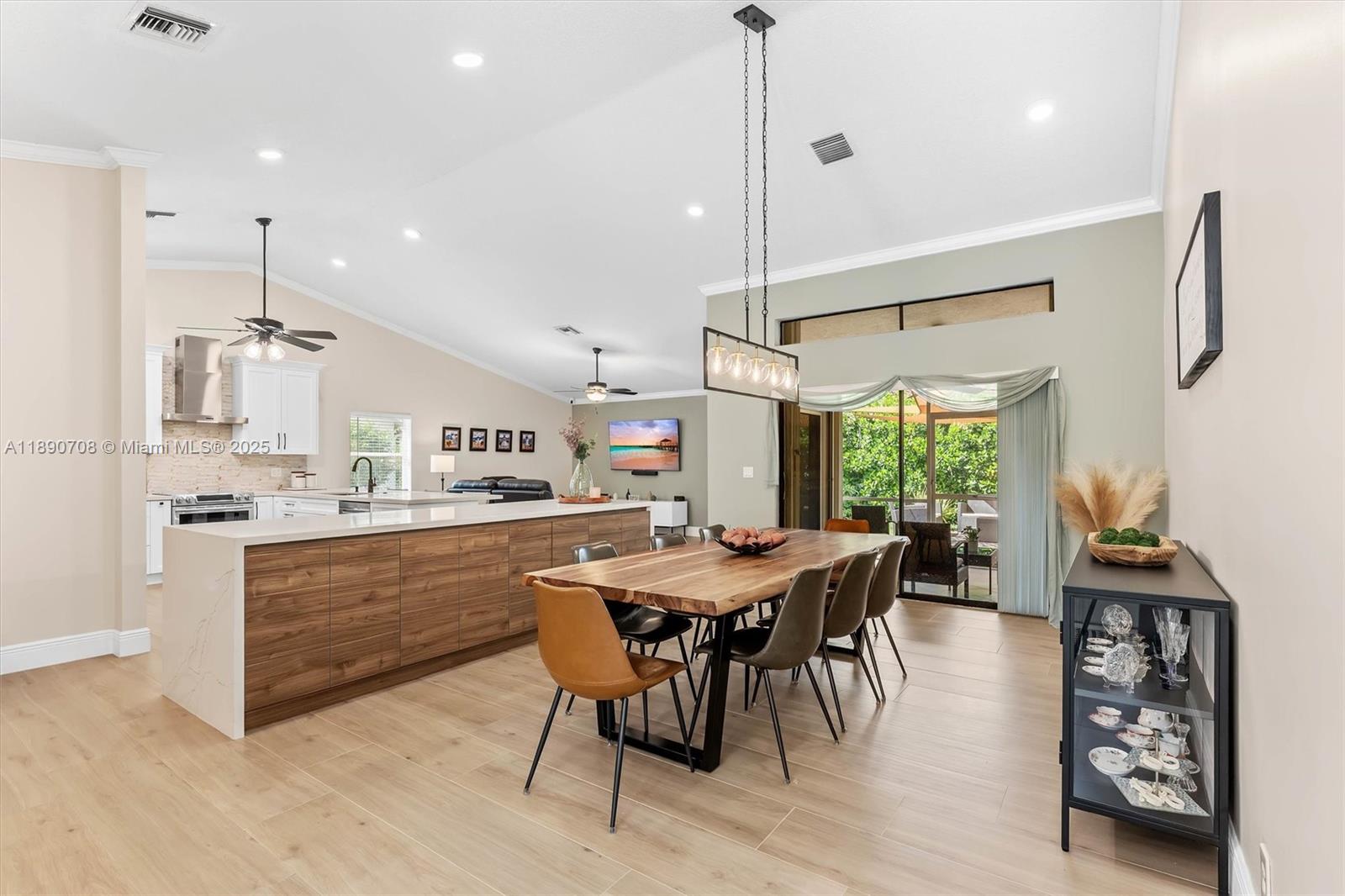 ADDISON COURT - Residential
