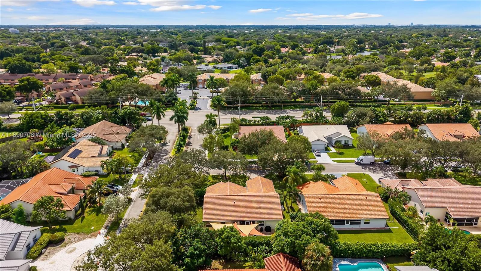 ADDISON COURT - Residential