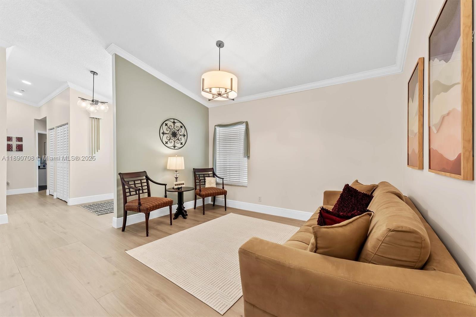ADDISON COURT - Residential