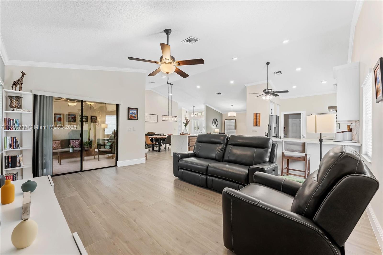 ADDISON COURT - Residential