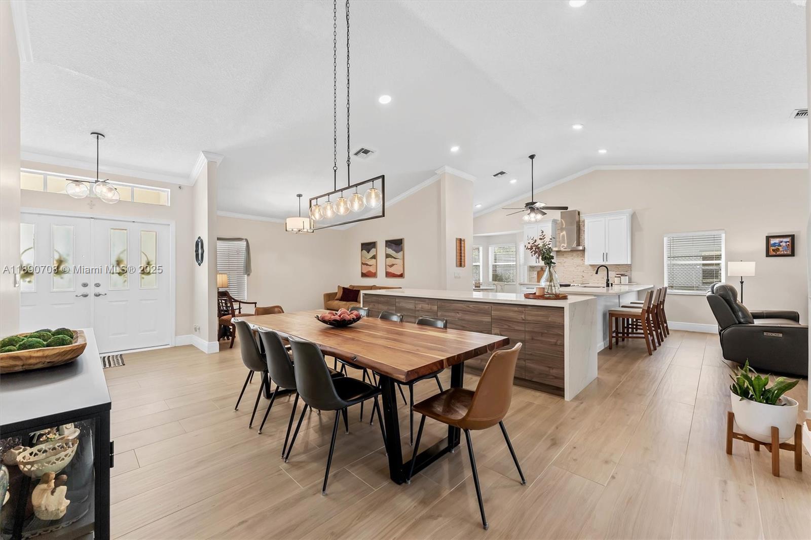 ADDISON COURT - Residential