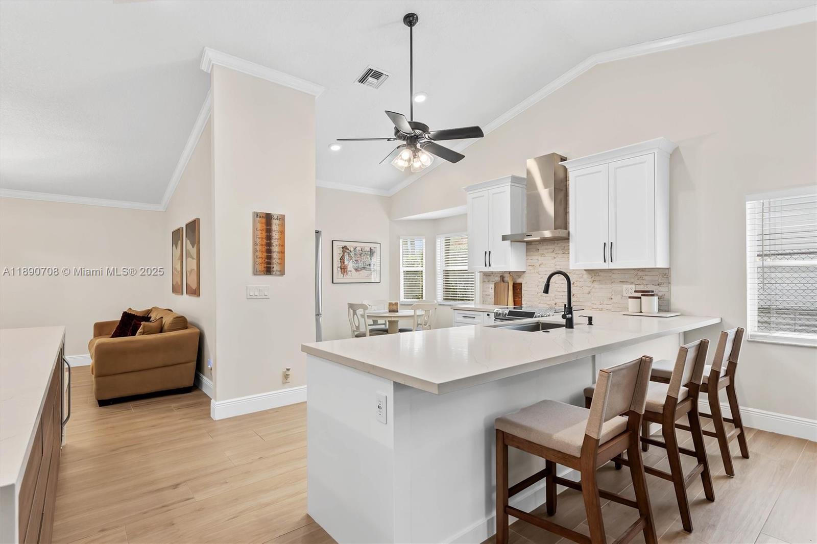ADDISON COURT - Residential