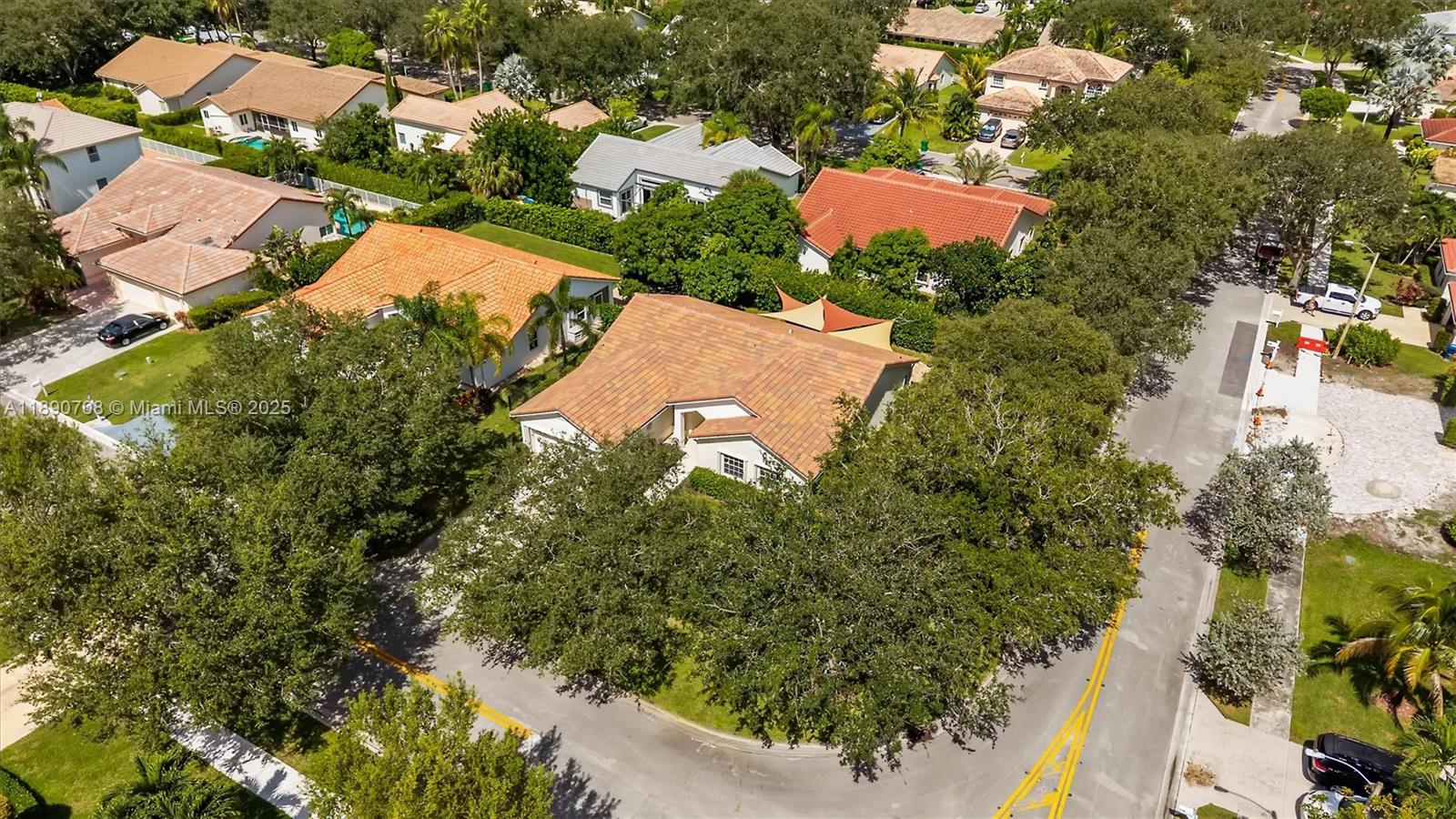 ADDISON COURT - Residential