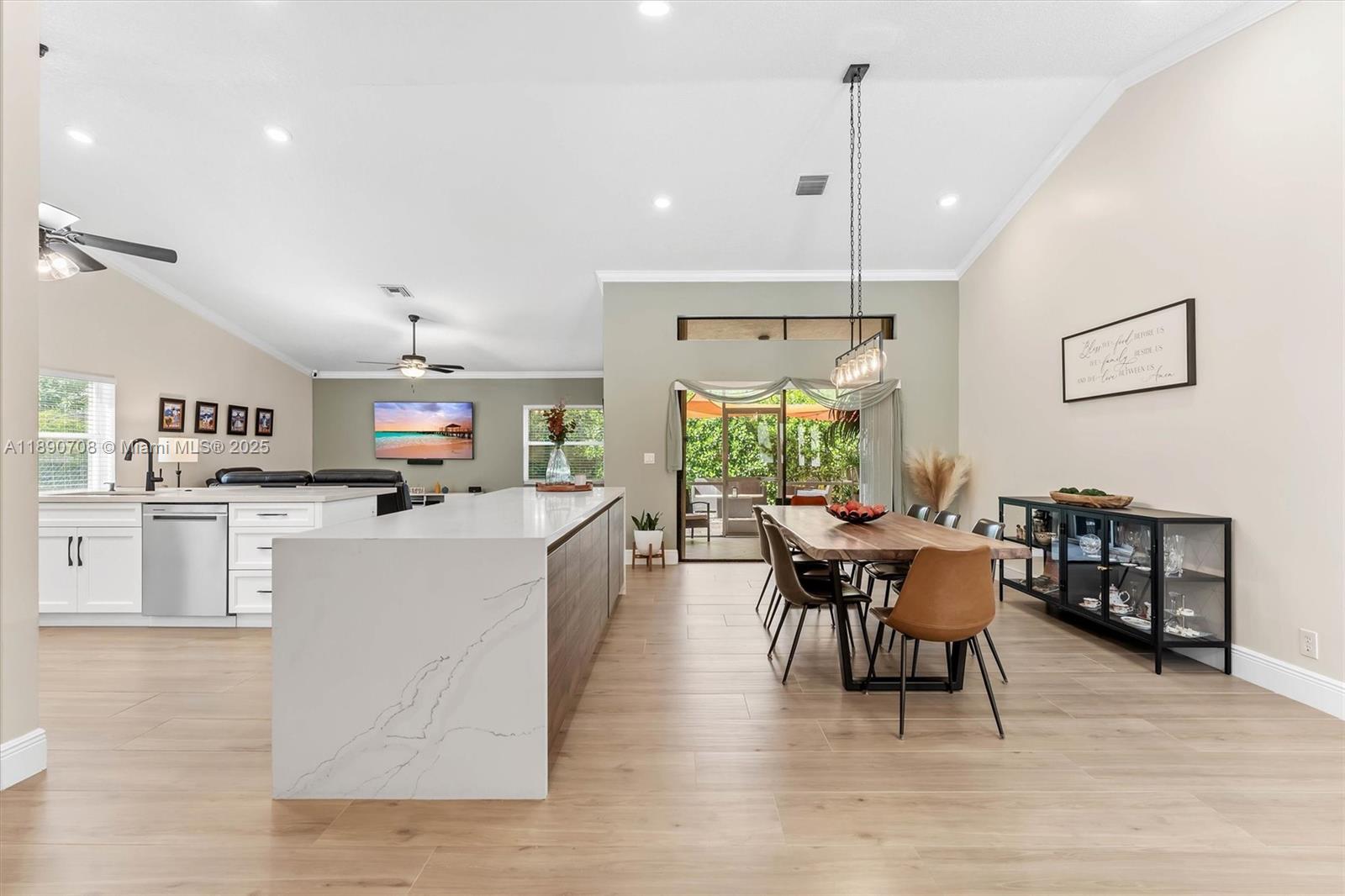 ADDISON COURT - Residential