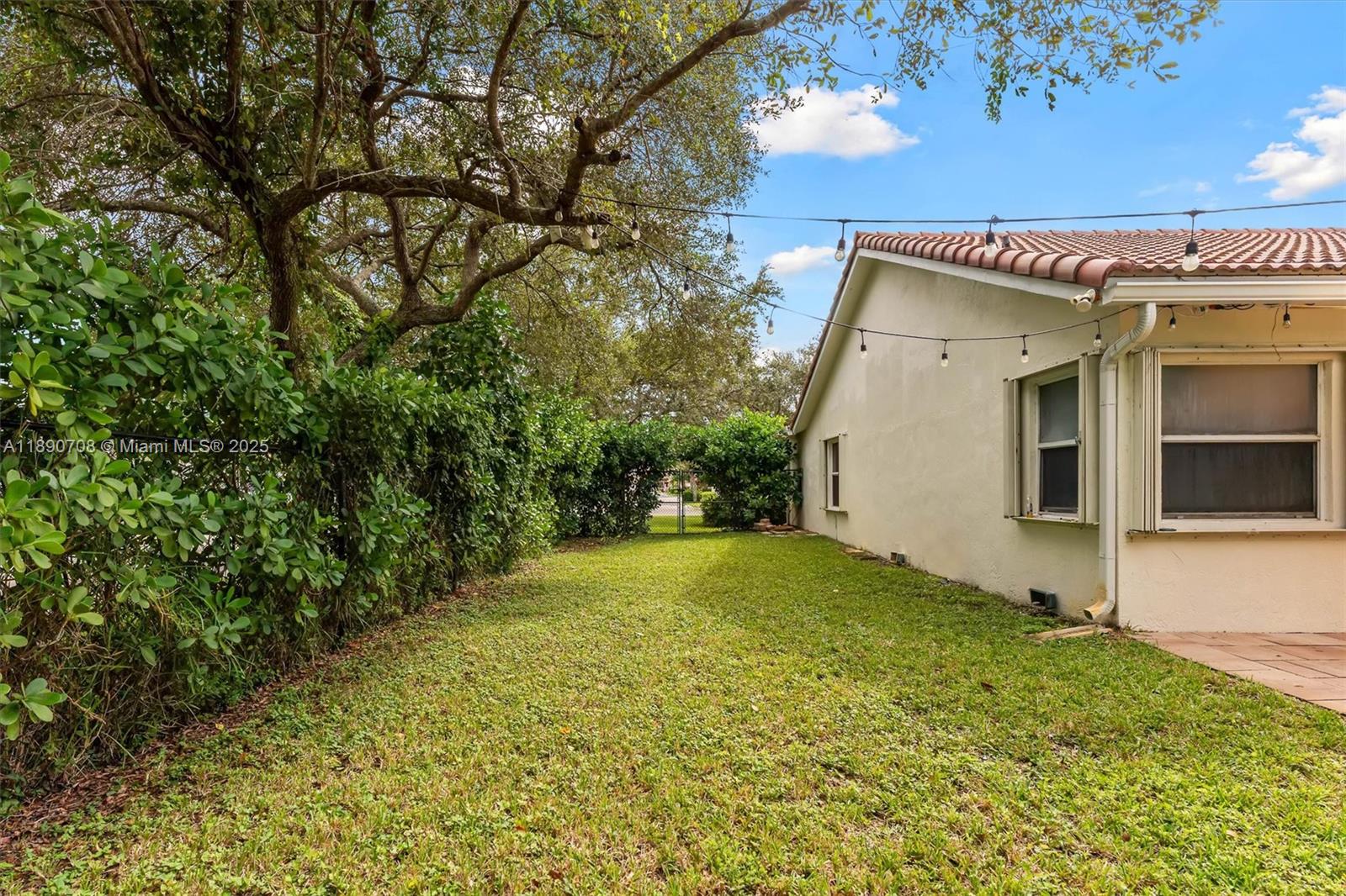 ADDISON COURT - Residential