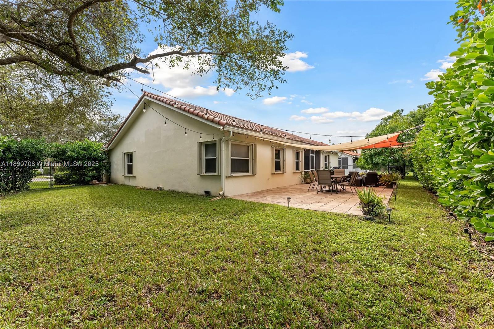 ADDISON COURT - Residential