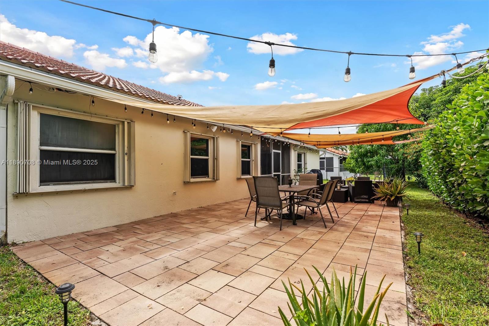 ADDISON COURT - Residential
