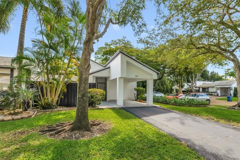Photo of 380 Fairway Cir #46, Weston, FL 33326 (MLS # A12007227)