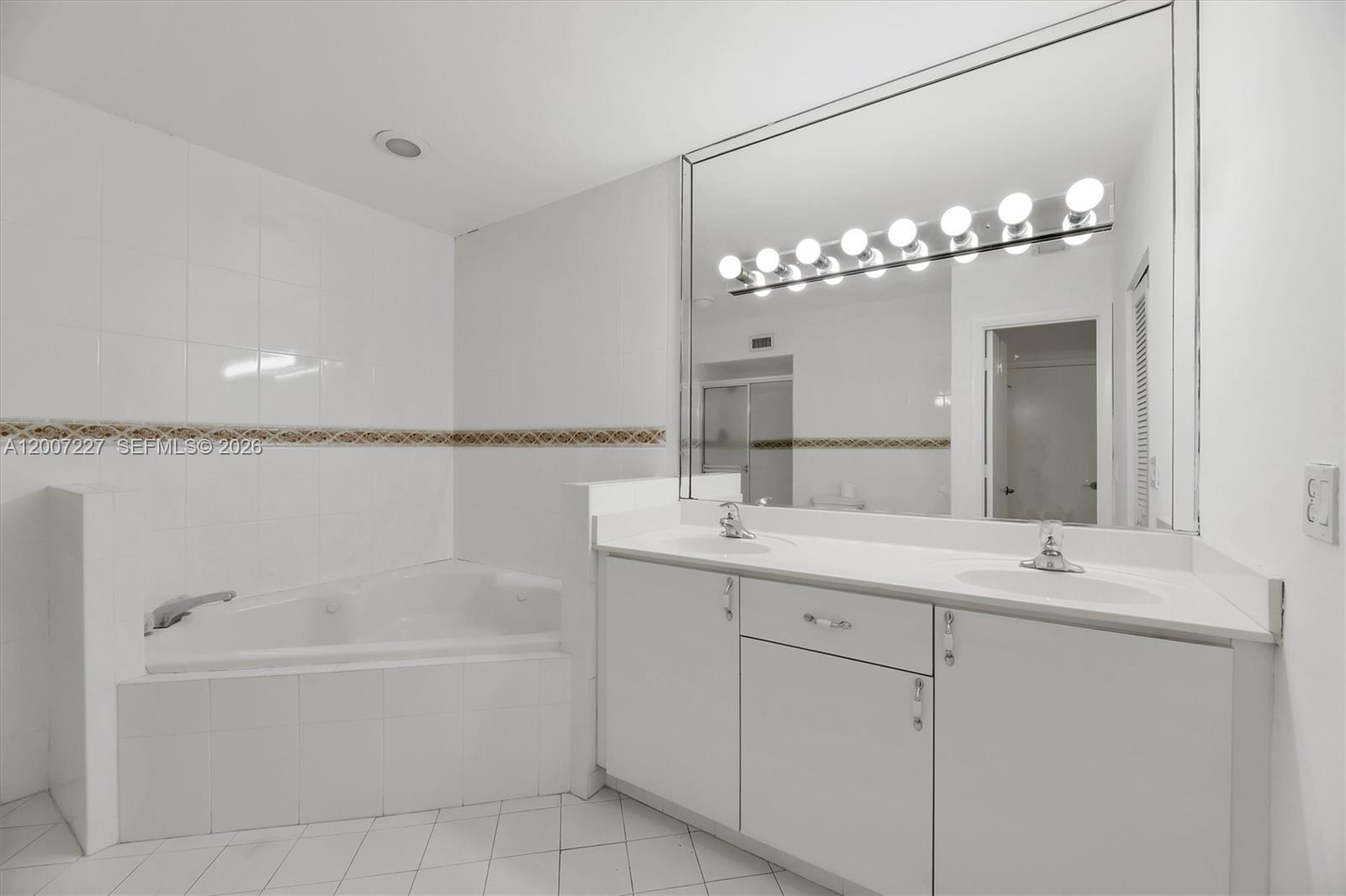 VILLAS AT BONAVENTURE IN - Residential