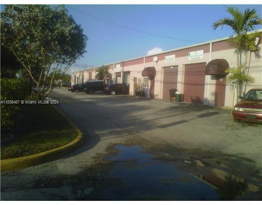 Warehouse space for lease: Ideal for various businesses, this compact bay warehouse is available for rent. The currently available unit is 1440 sq ft.