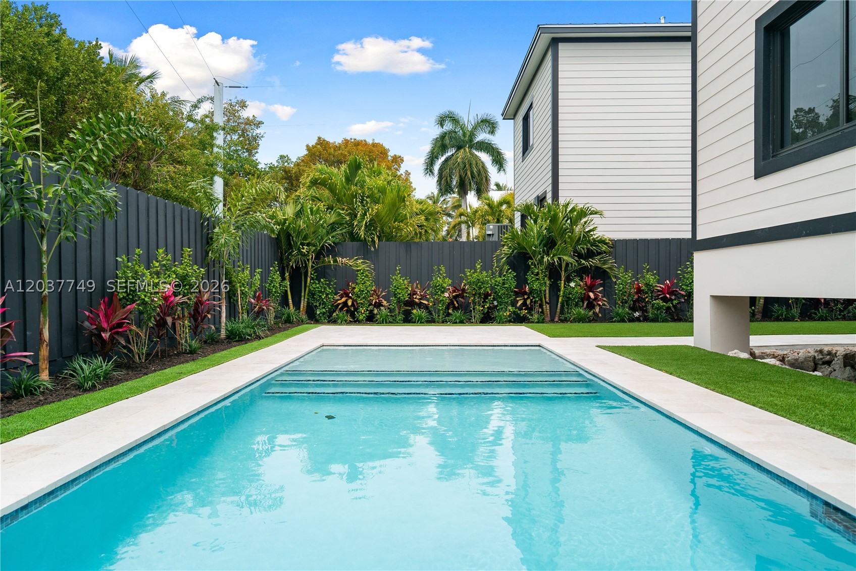 17 Coral Way