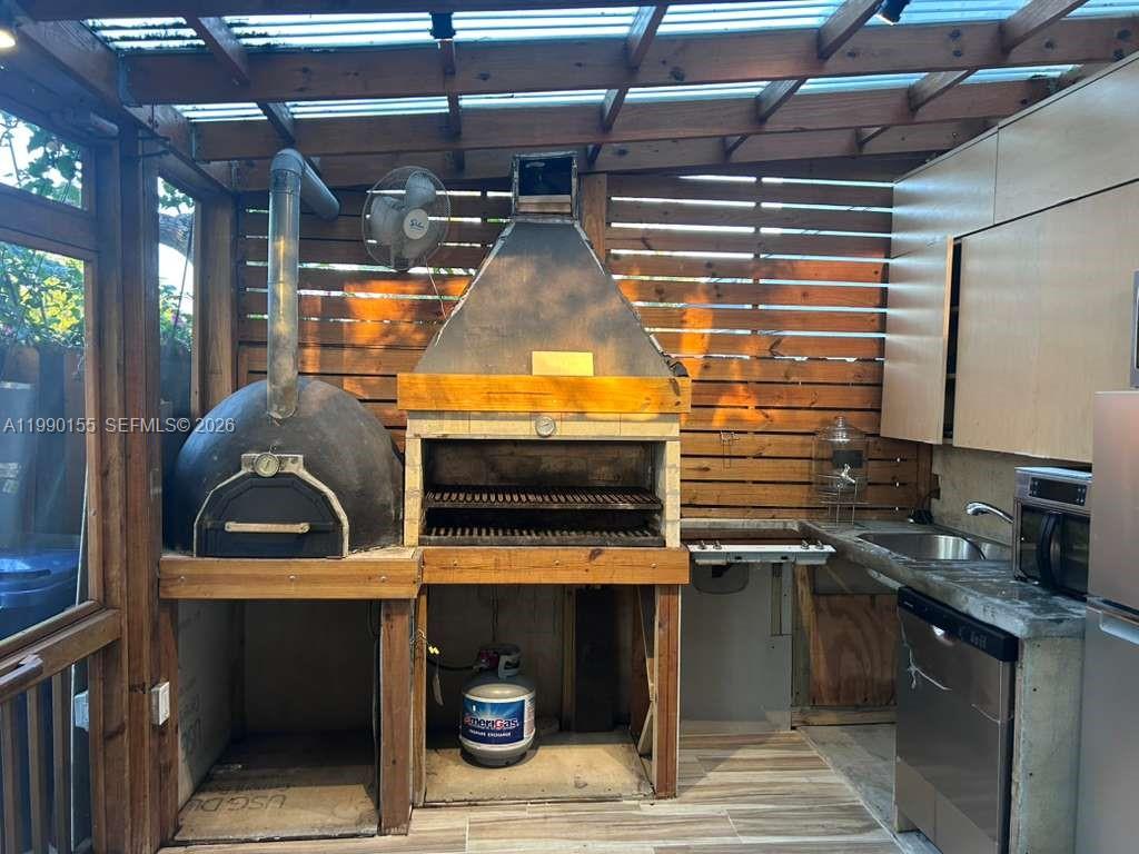 THE ARBOUR TOWNHOUSE COND - Residential