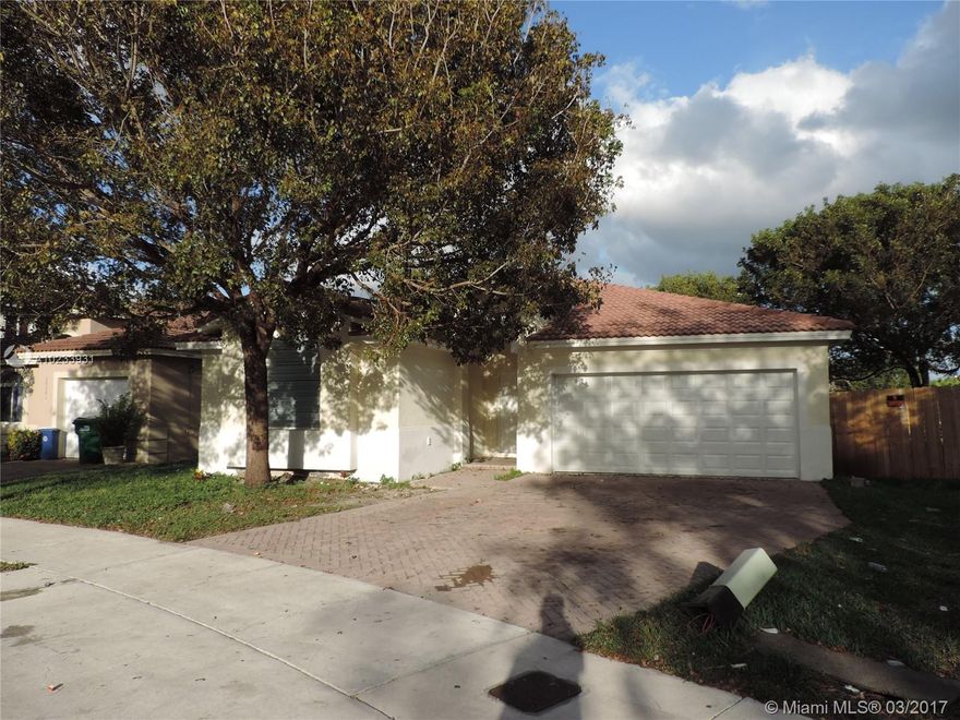 Great floor plan, tile floor throughout the entire property, spacious bedrooms and social areas, close to Florida's Turnpike, 2 car garage, master bathroom with tub and separate shower, great opportunity, don't miss it!!!