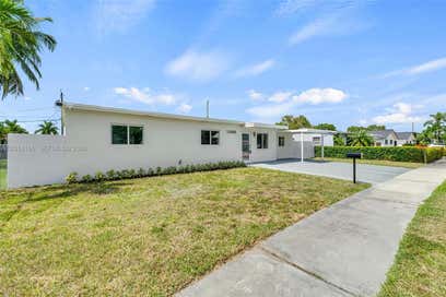 11490 Pinkston Dr Miami FL 33176