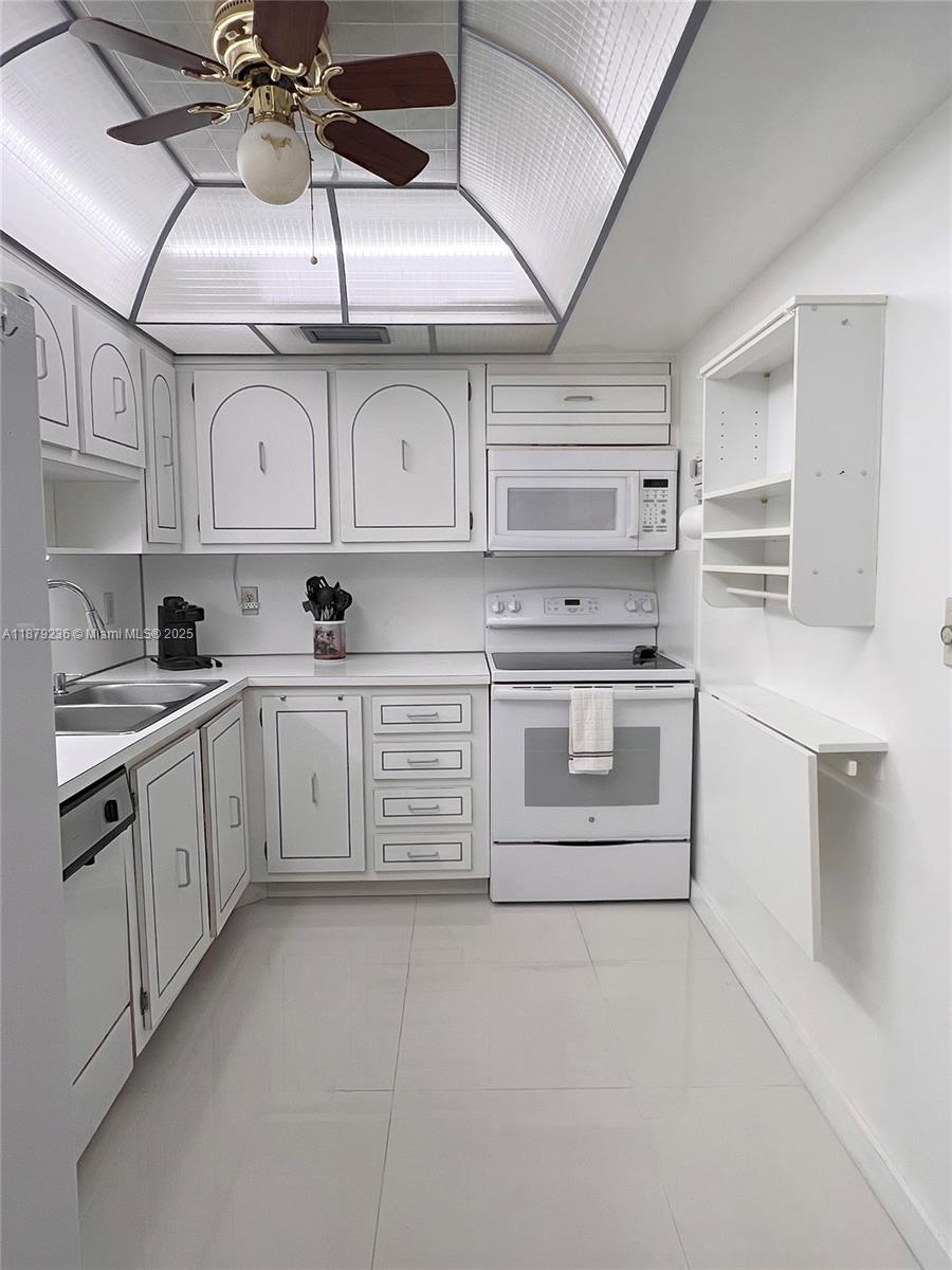 COUNTRY CLUB APTS AT - Residential Lease