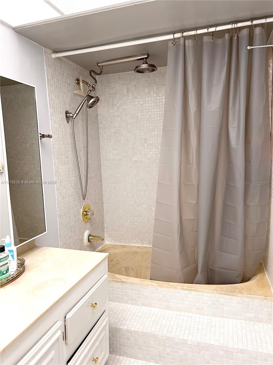 COUNTRY CLUB APTS AT - Residential Lease