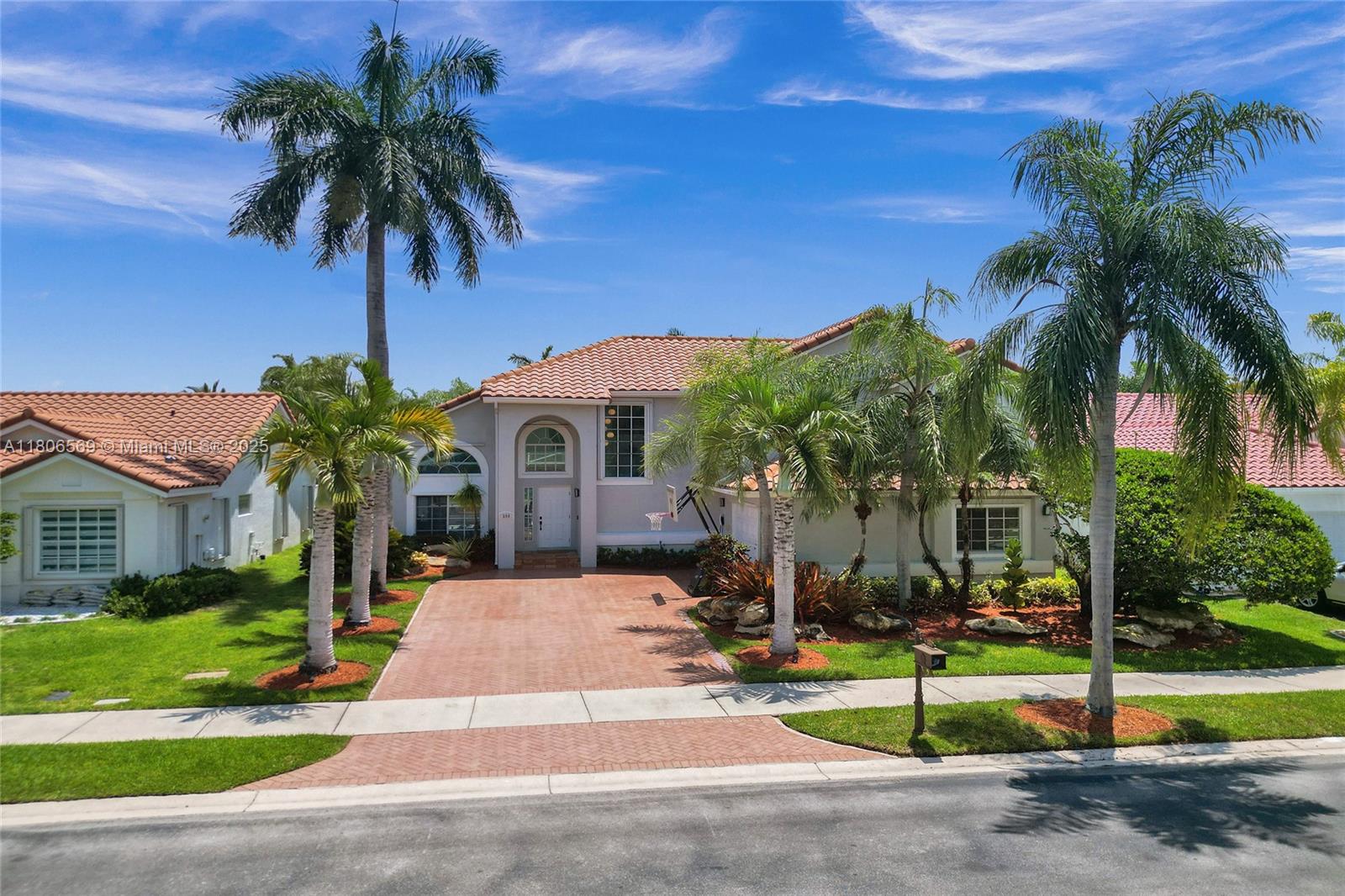 594 Spinnaker, Weston, Broward County, Florida - 3 Bedrooms  
3 Bathrooms - 