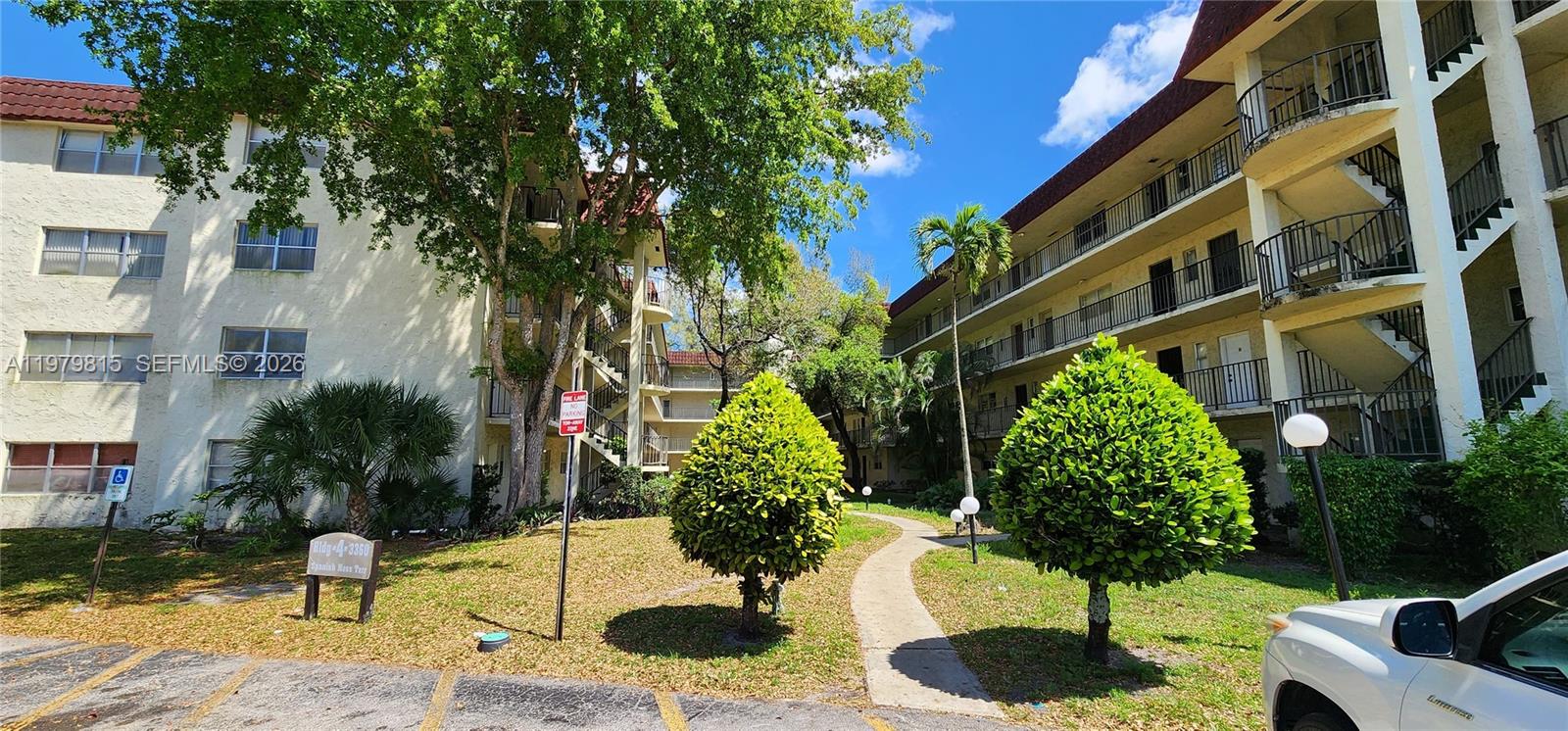 GARDEN LAKES OF INVERRARY - Residential