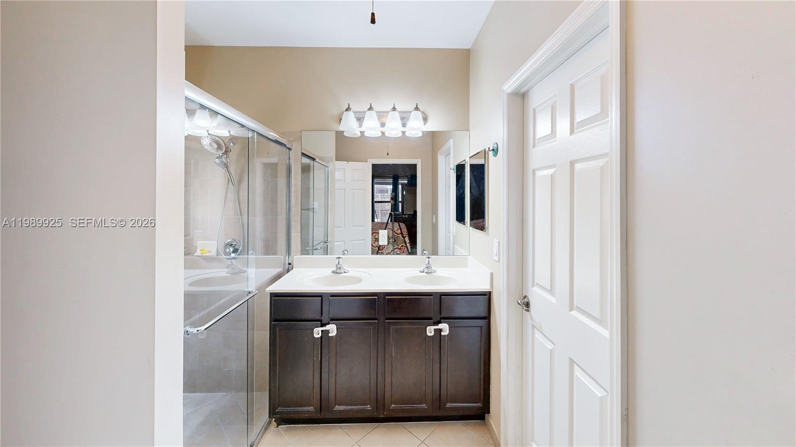 BAYWINDS OF FLORES - Residential