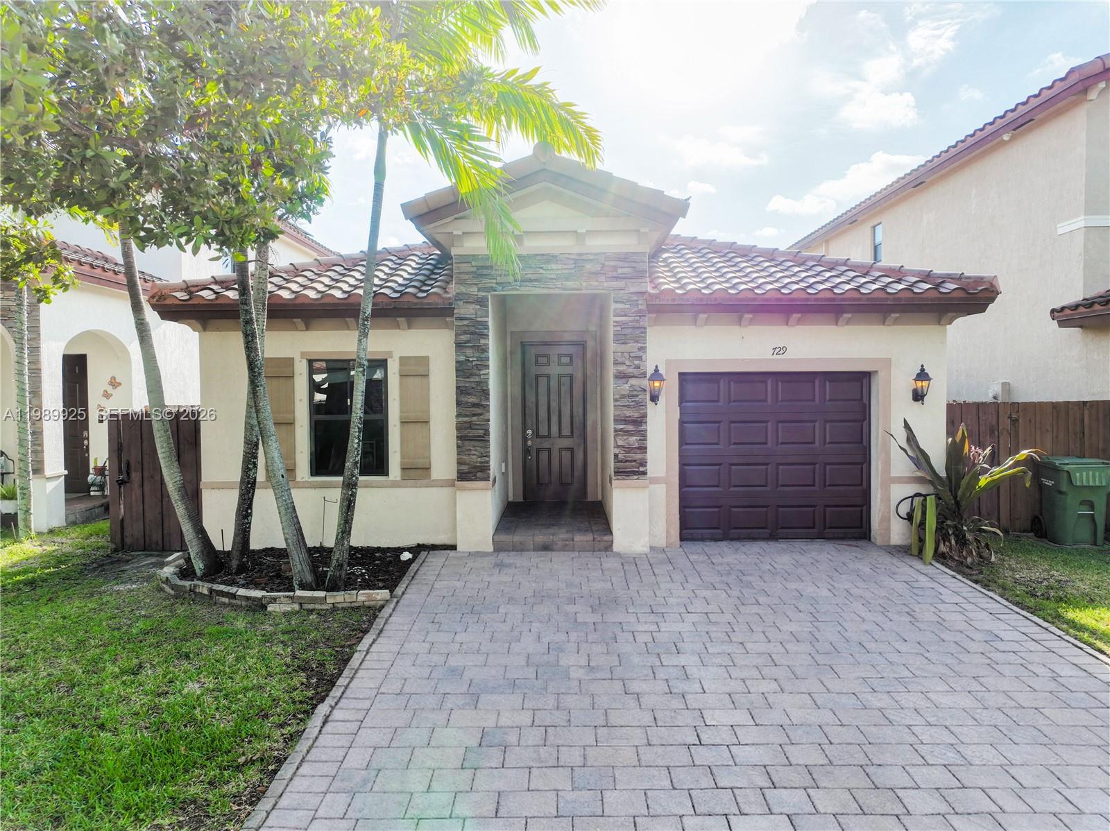 BAYWINDS OF FLORES - Residential