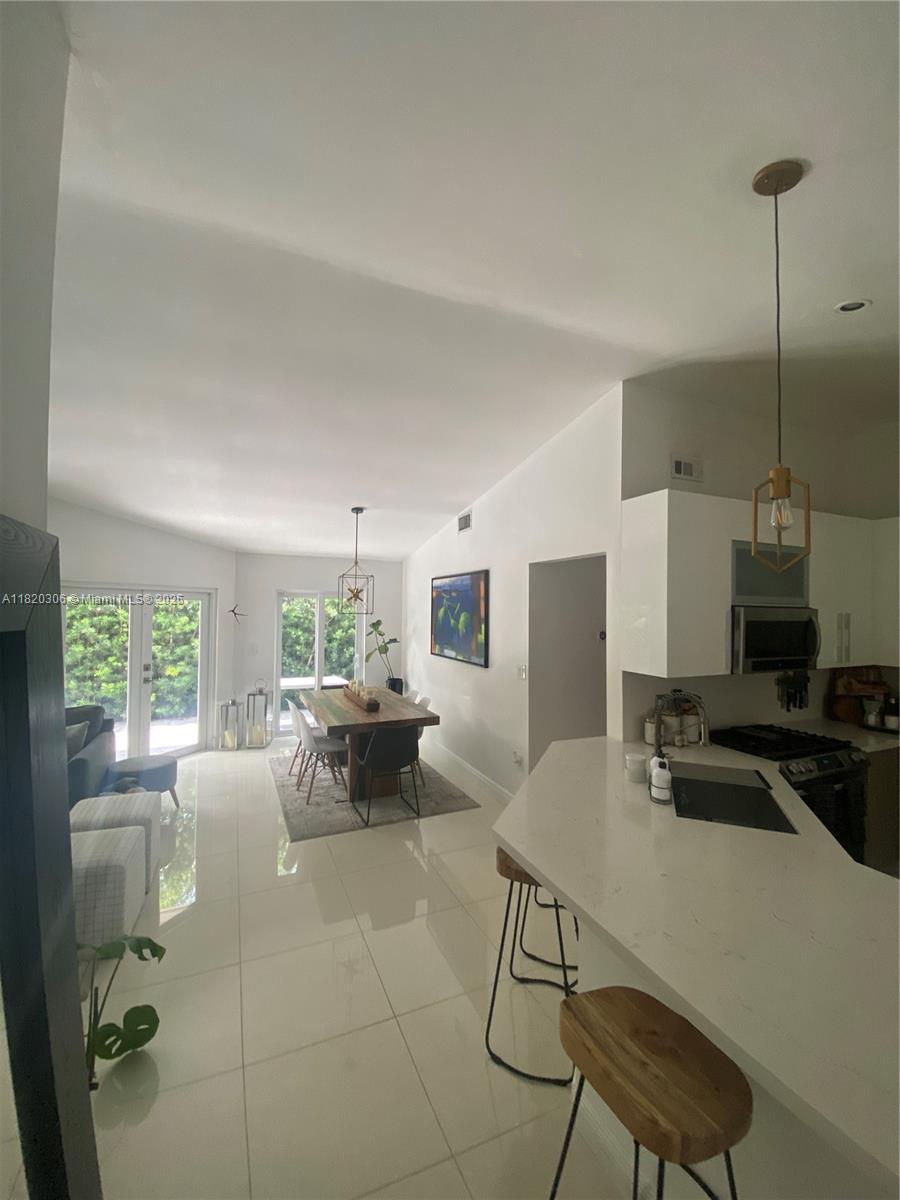 10090 NW 57th St, Doral, FL, 33178/$650,000 4 10090 NW 57th St