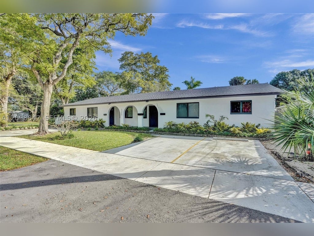 Photo of 2300 SW 18th Ter, Fort Lauderdale, FL 33315 (MLS # A12098847)