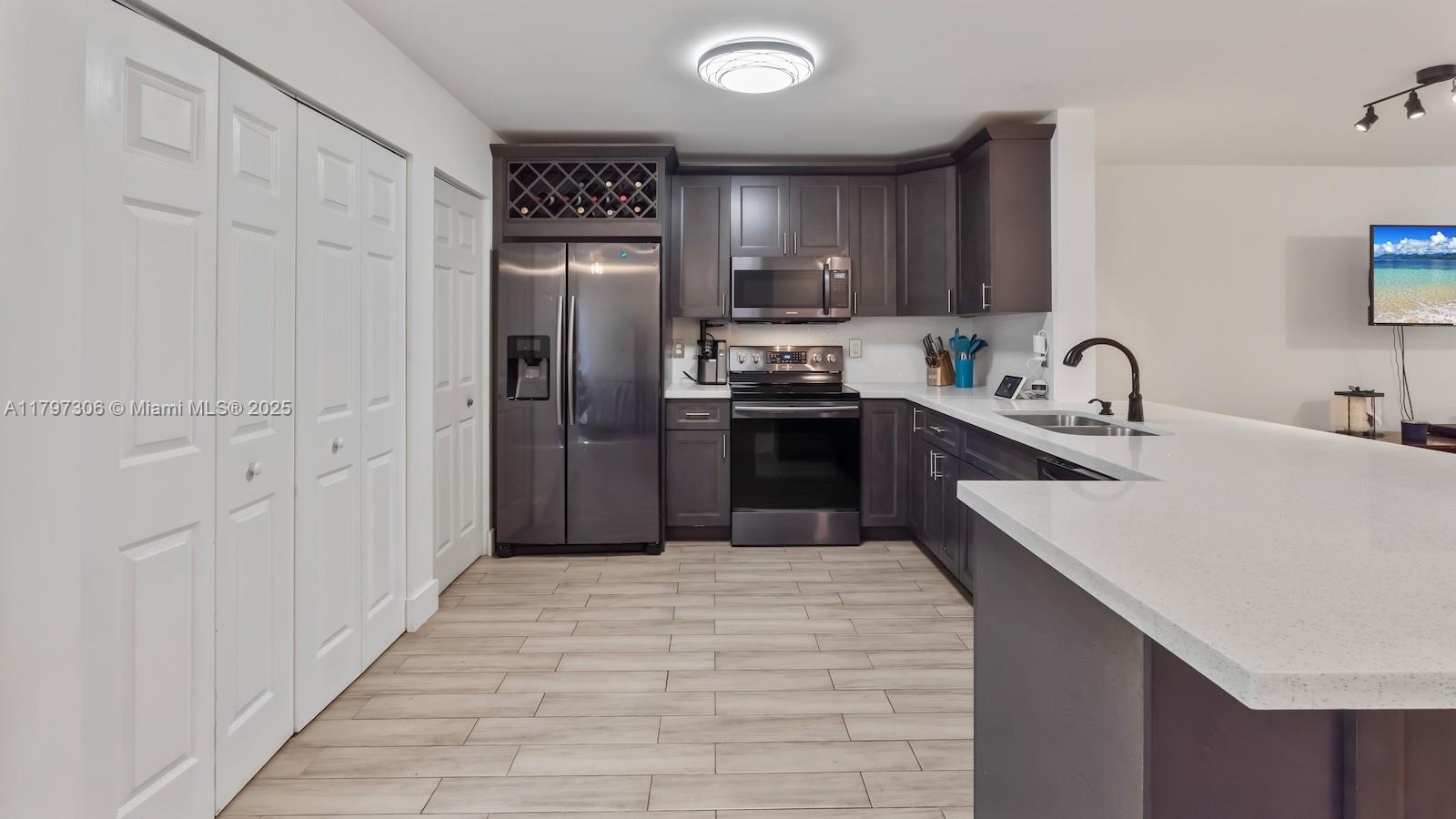 PEMBROKE POINTE - Residential