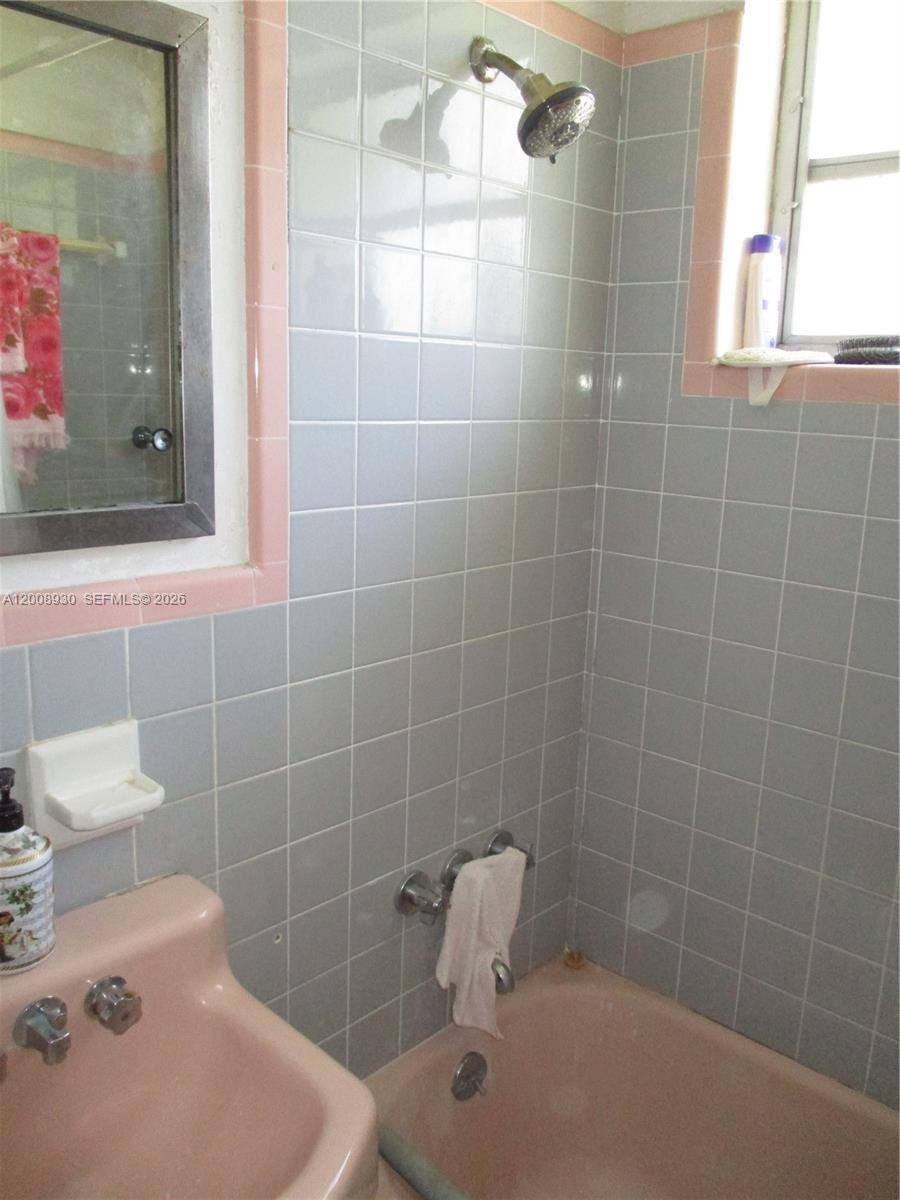 PINE TREE MANOR SEC 4 - Residential