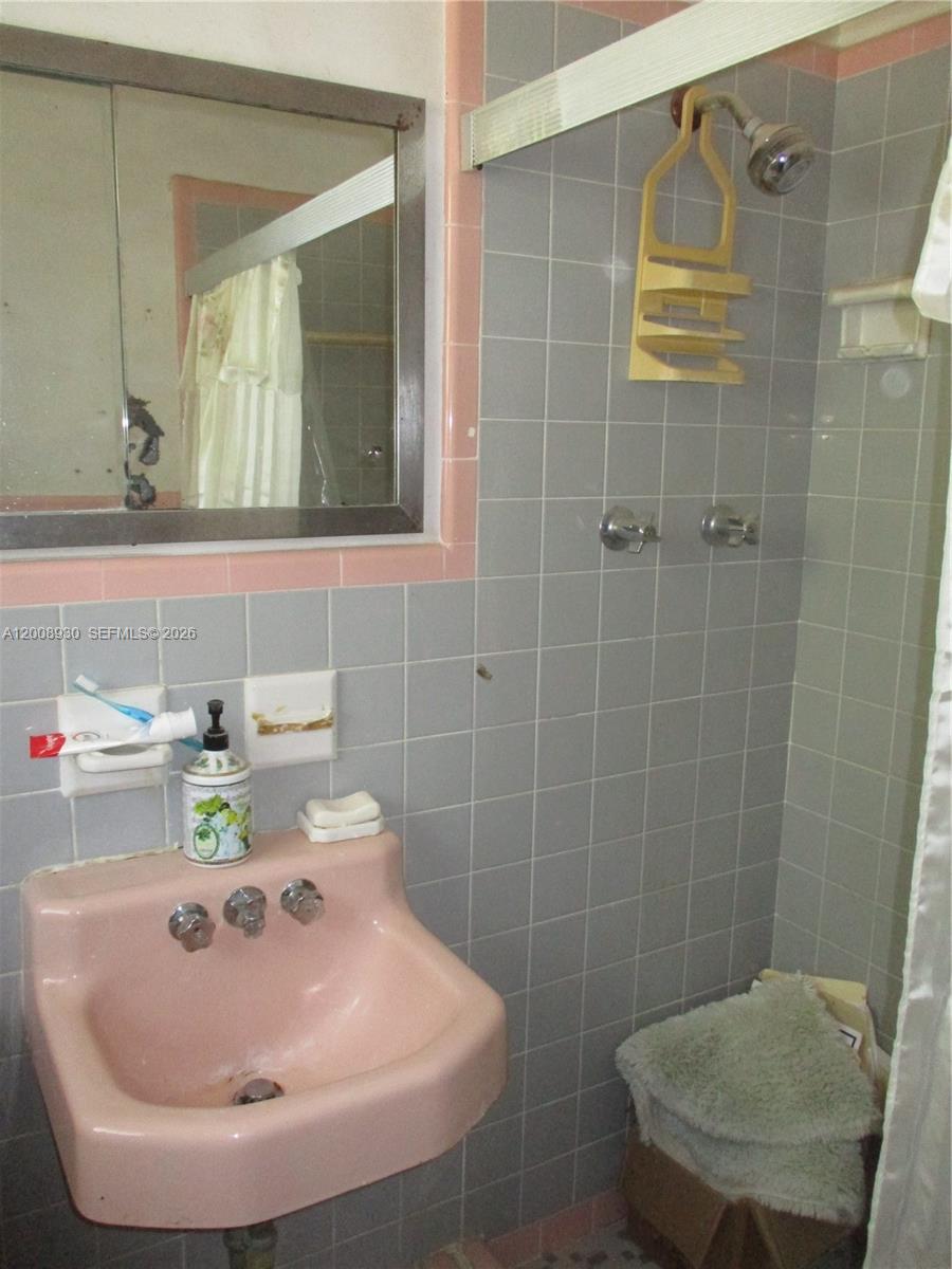 PINE TREE MANOR SEC 4 - Residential
