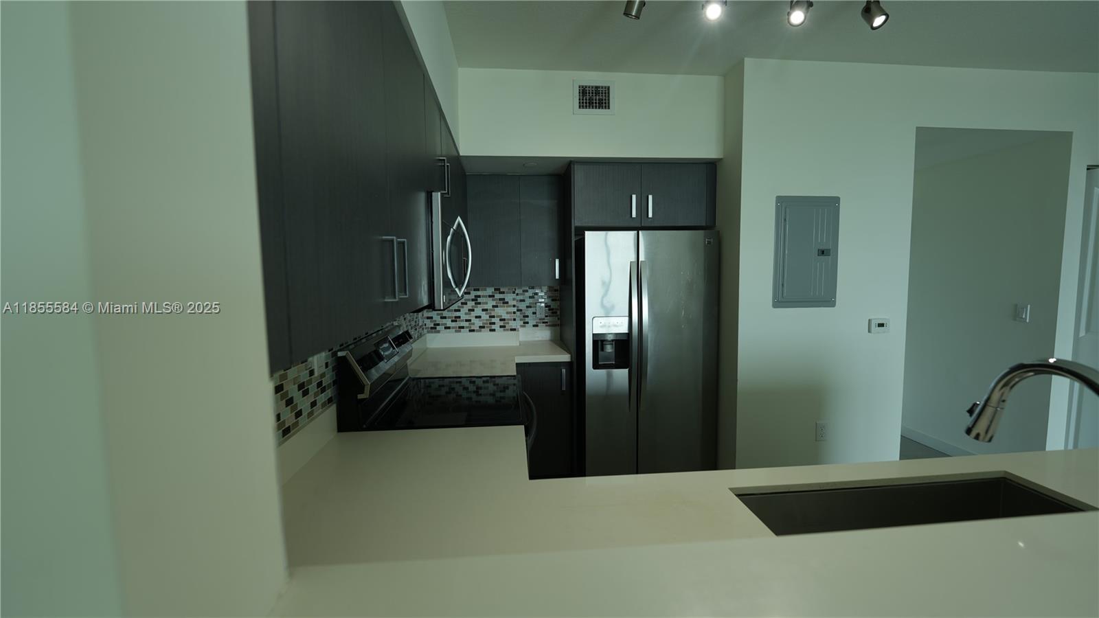 We have several spacious floor plans available to suit your needs—each offering modern finishes, open layouts, and generous closet space. Live just steps from Brickell City Centre and Mary Brickell Village, with quick access to the Art & Entertainment District, Midtown, Wynwood, and the Design District. Only a 5–10 minute drive to Coral Gables, Coconut Grove, and South Beach. *Apartment Features* Spacious layout with modern finishes, Open kitchen – perfect for entertaining, Tons of closet space, Additional parking available for rent *Fast & easy application and approval process* *Community Perks Include* 5-star resort-style amenities & Pet-friendly environment (large pets welcome – up to 60 lbs)
Don't miss out on this unbeatable location with exceptional value and luxury!