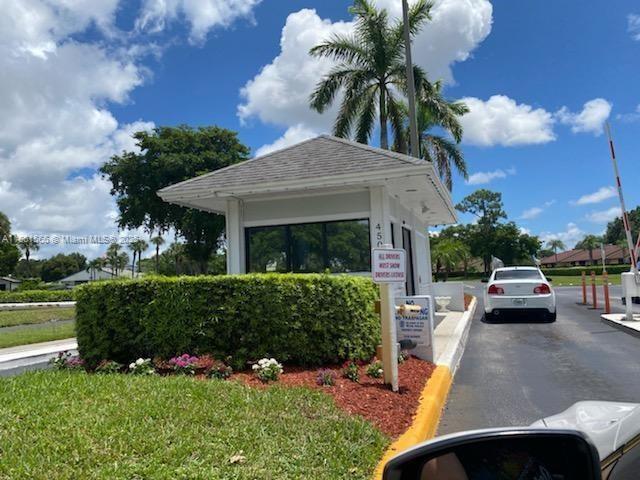 Come and discover this charming 2-bedroom, 2-bathroom condominium in Palm Club Village, West Palm Beach, offering 1,111 sq. ft. of bright and well-distributed living space, making it one of the largest units in the building—yet available for the price of a smaller one. The community features a swimming pool, clubhouse, tennis and racquetball courts, green areas, and parking, and also allows small pets. With a strategic location close to shopping, schools, and major roads, this home is the perfect choice for those seeking comfort, security, and quality of life. Don’t miss out on this opportunity!