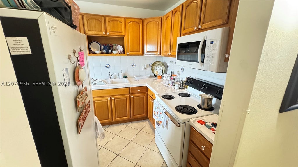 Photo of 2200 Park Ln #311, Hollywood, FL 33021 (MLS # A12070936)