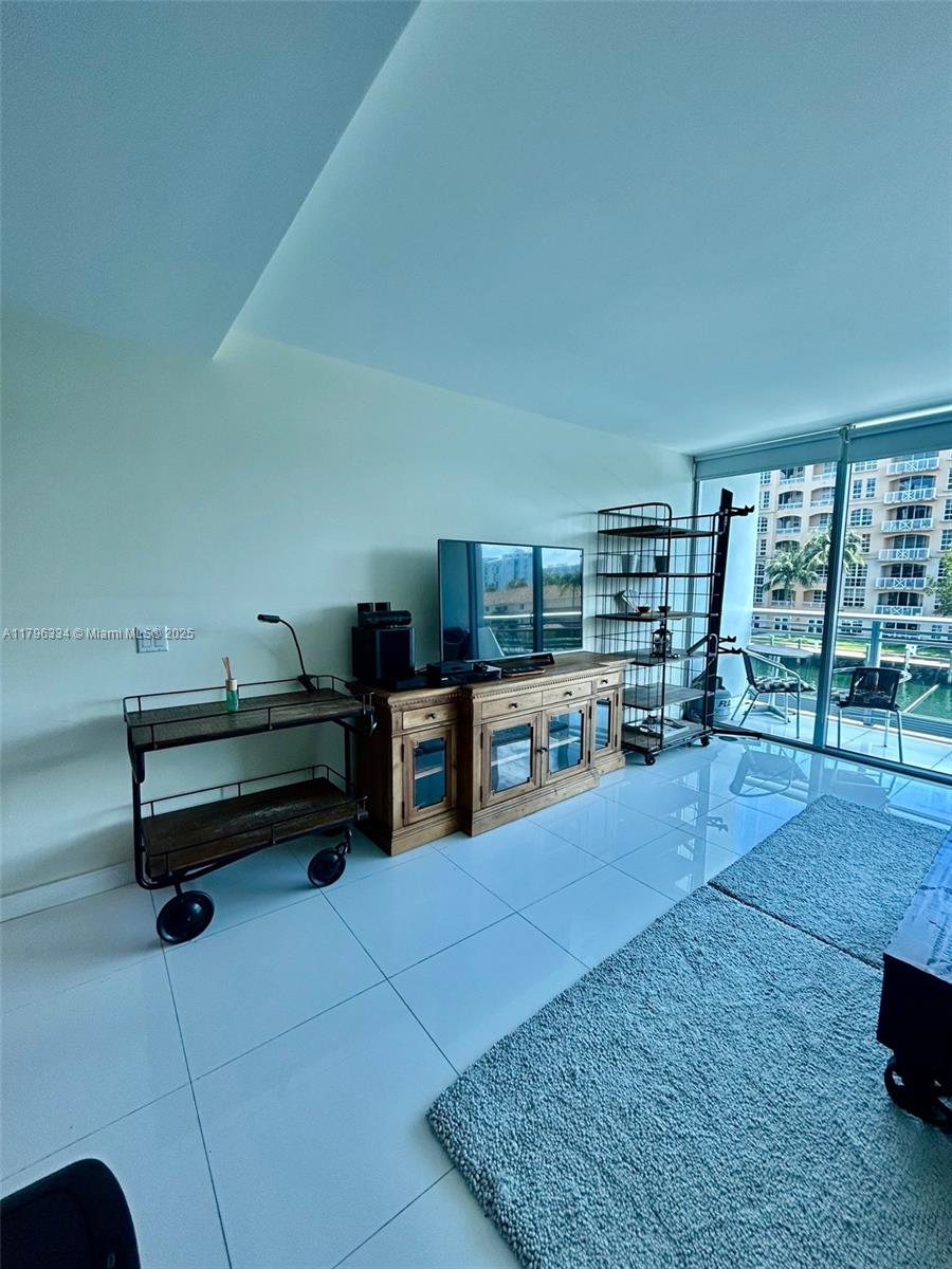 2950 NE 188 216