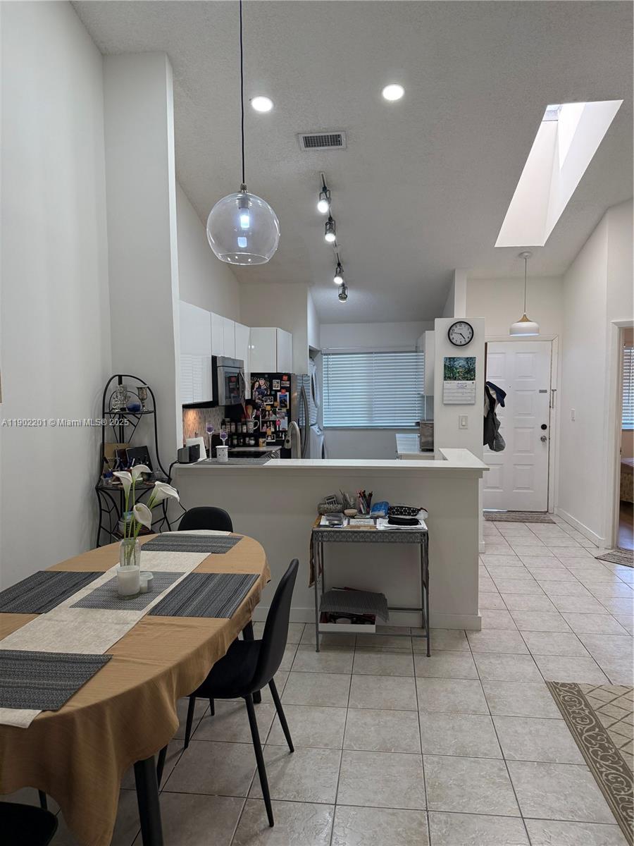 TWIN LAKE GARDENS - Residential Lease