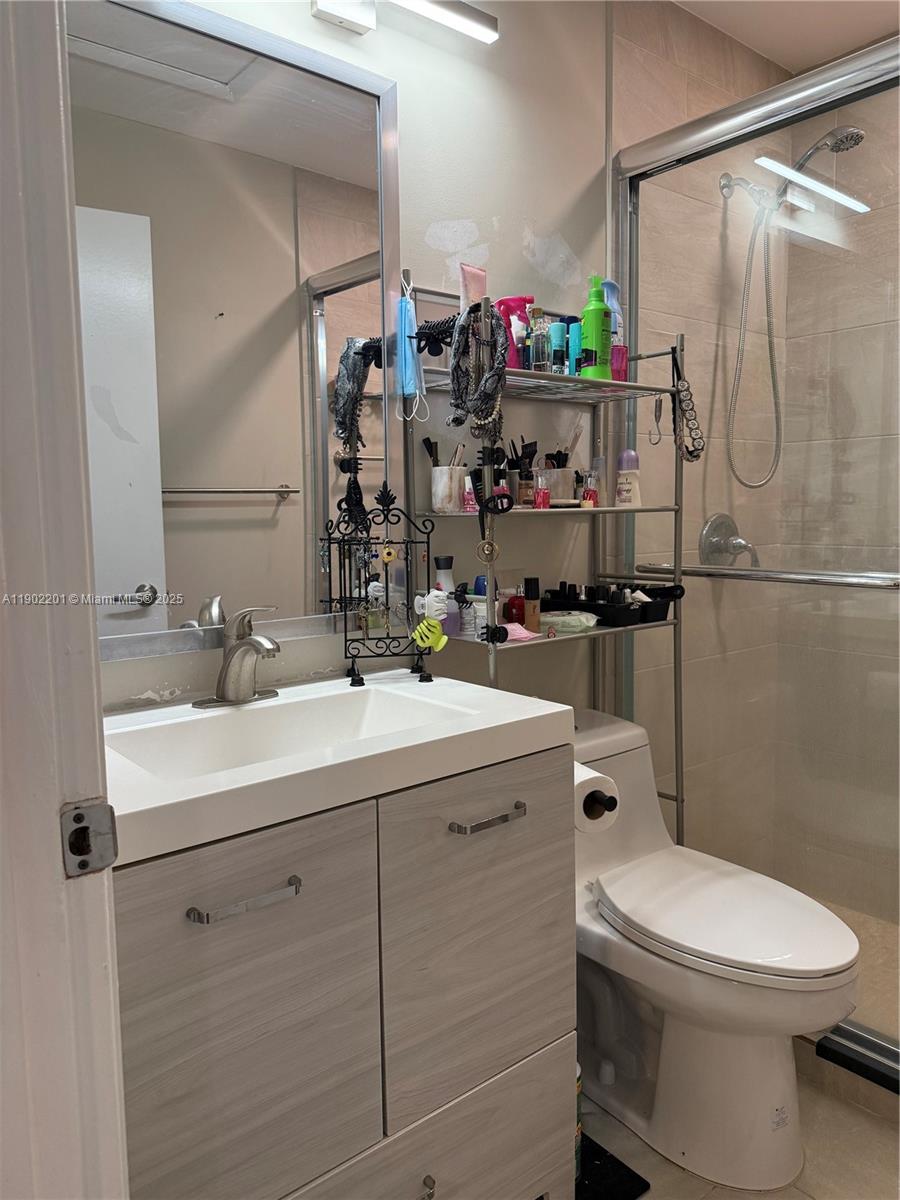 TWIN LAKE GARDENS - Residential Lease