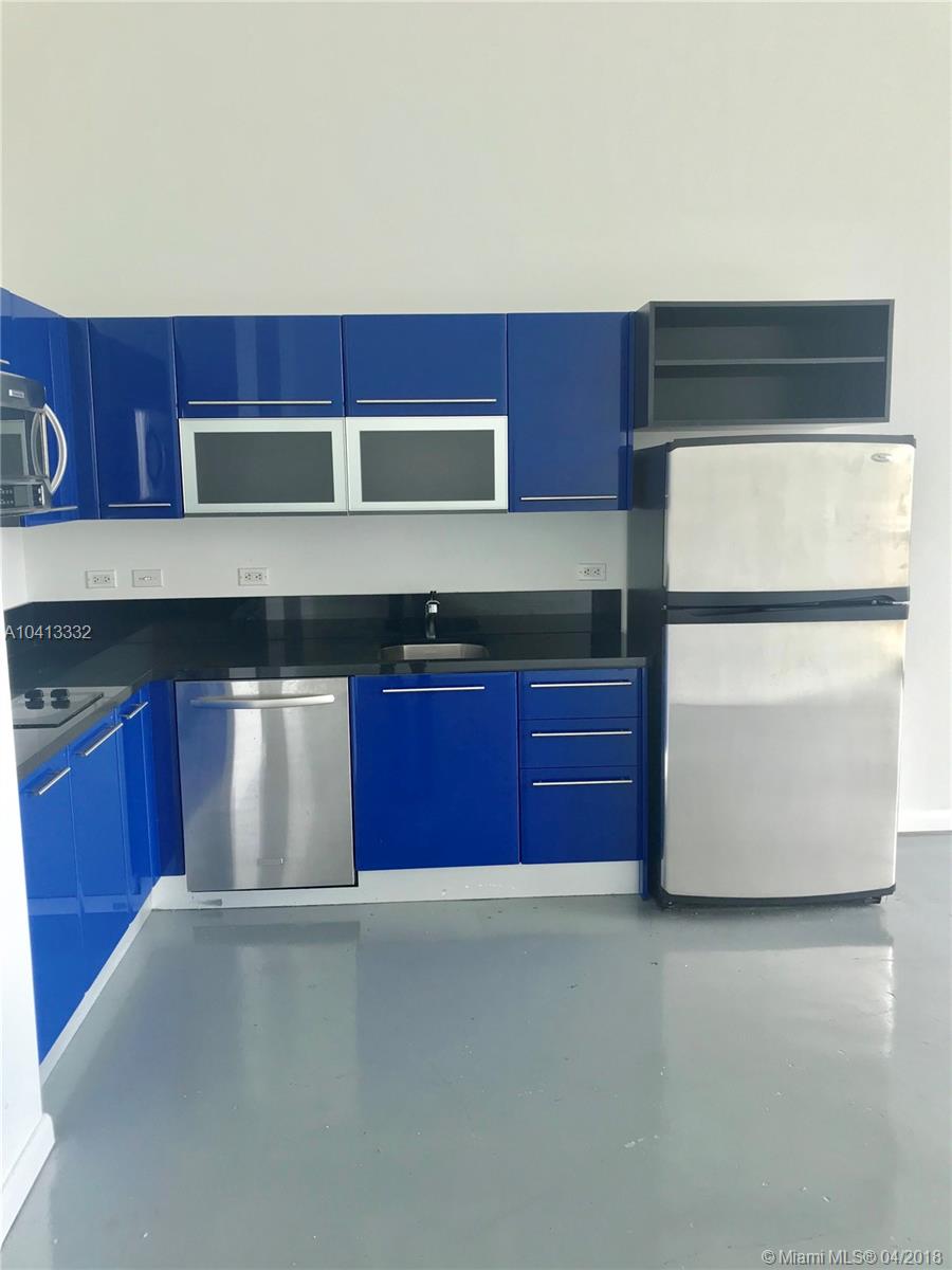 Beautiful studio in Vizcayne. Direct views to Bayfront Park, Biscayne Blvd and the American Airlines Arena. Walking distance to metro mover, Bayside mall and many great restaurants like Ceviche 105, Pollos & Jarras and Ten Fruits. Building features the best amenities in downtown including multiple pools with views to the bay. 1 assigned parking space located on the same floor and washer/dryer inside the unit.
